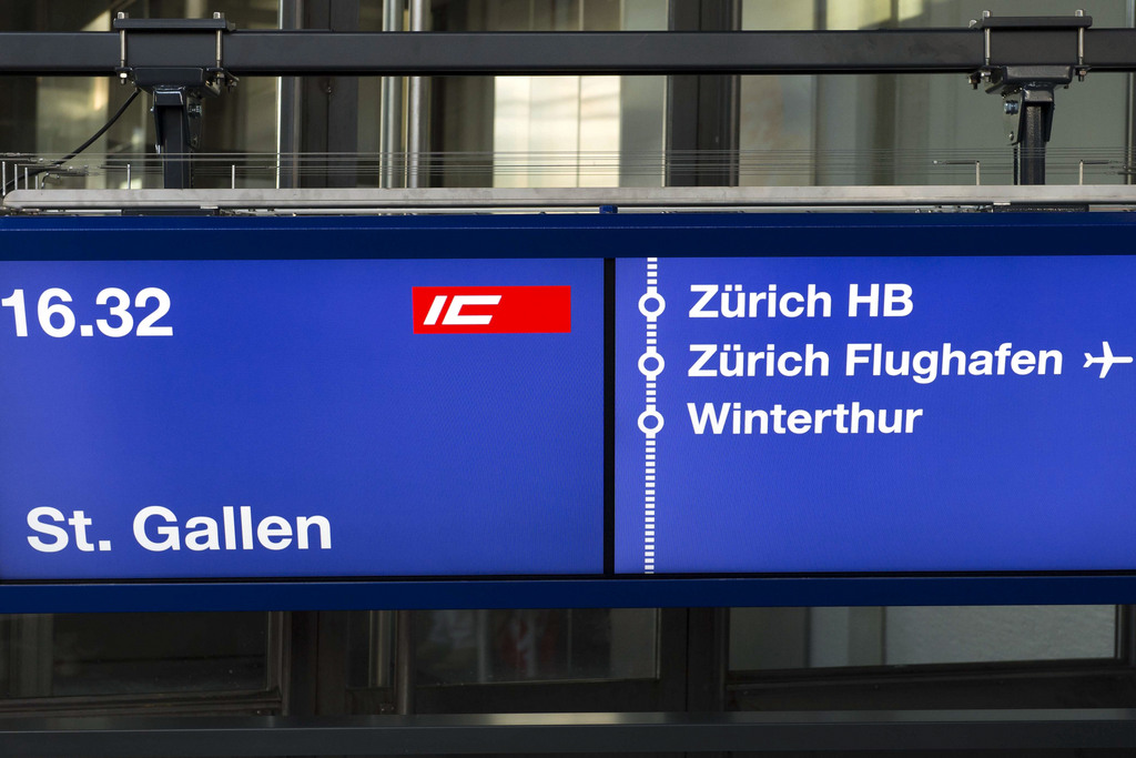 Les CFF ont présenté leurs nouveaux panneaux numériques à la gare de Fribourg.