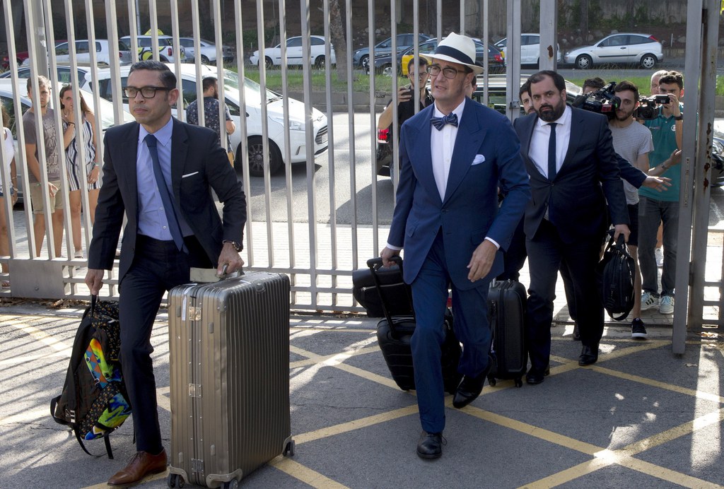 Les avocats de Neymar arrivant ce jeudi au siège du FC Barcelone. Le monde du foot est devenu fou.