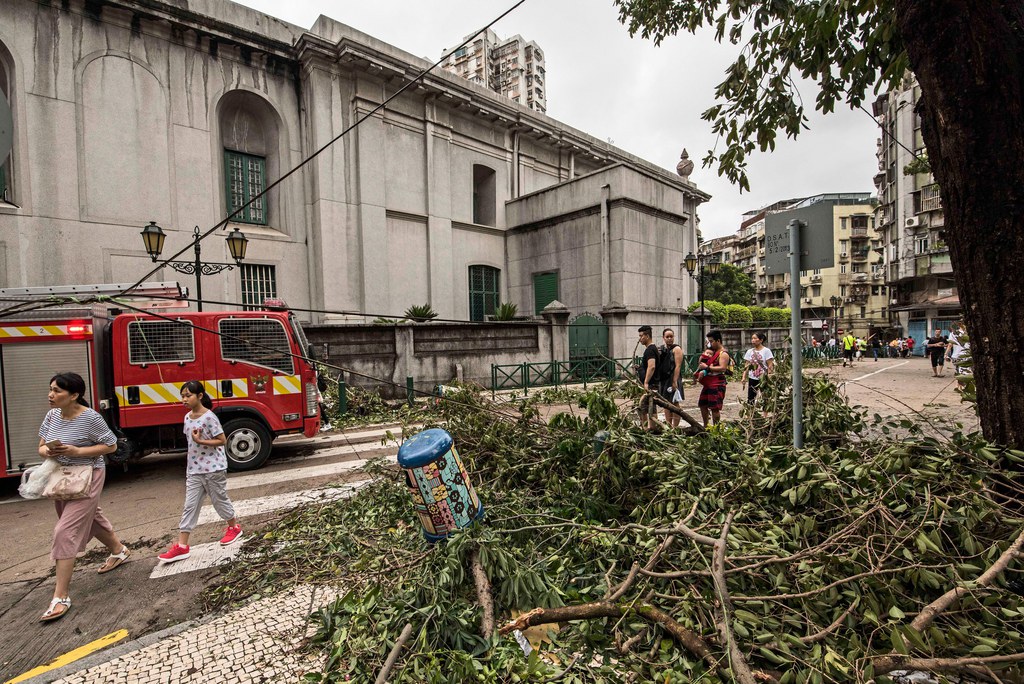 Le typhon Hato a ravagé Macau, tuant cinq personnes et causant d'important dégâts. 