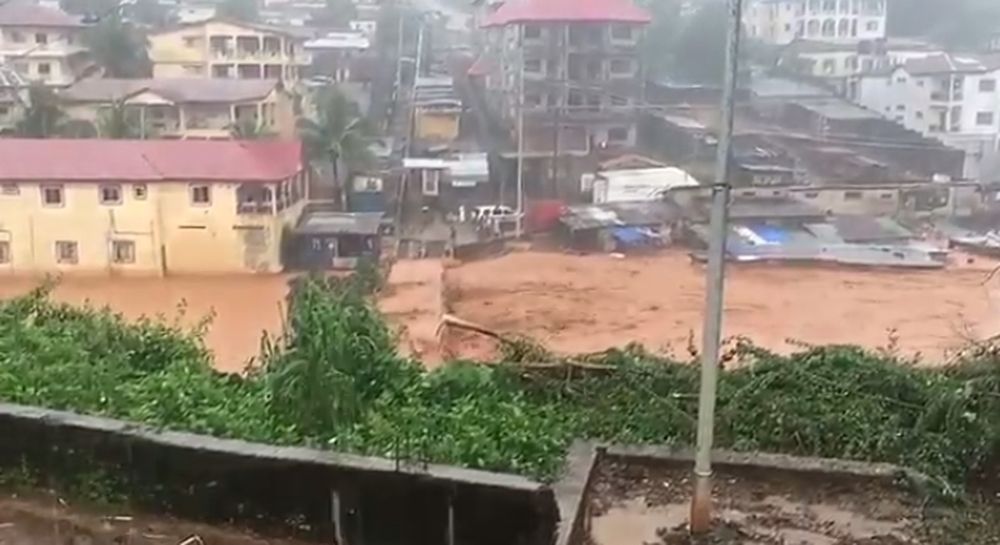 Des dizaines de maisons ont été submergées par des coulées de boue dans deux quartiers de la ville.