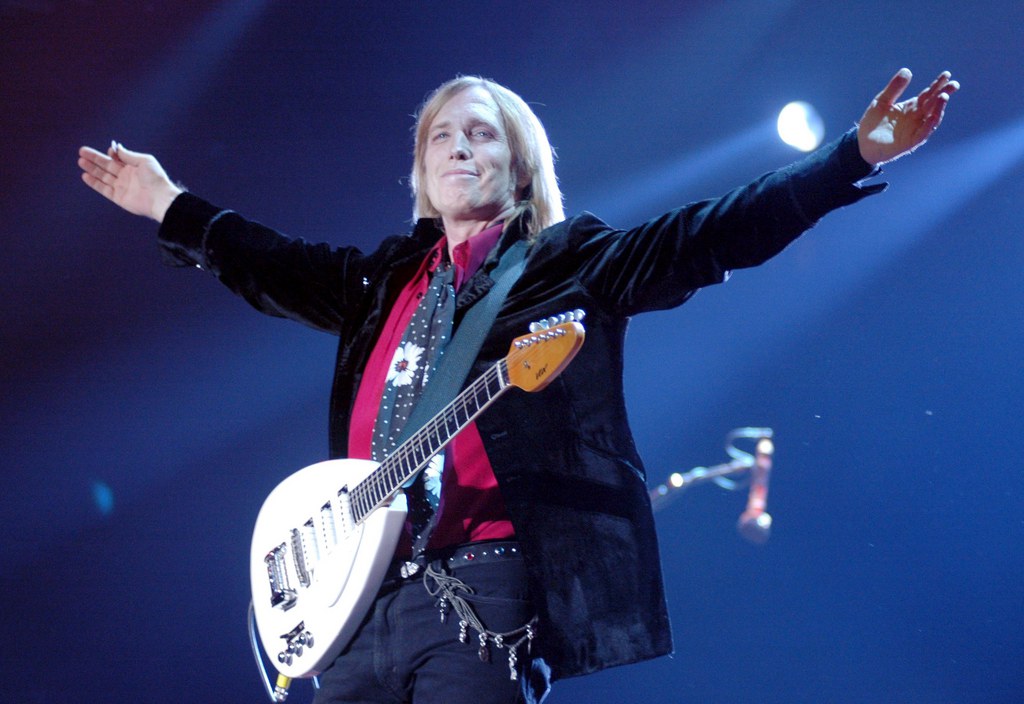 Né en Floride, le 20 octobre 1950, Tom Petty a connu le succès avec des titres comme "Free Fallin", "Don't Come Around Here No More" et "American Girl".