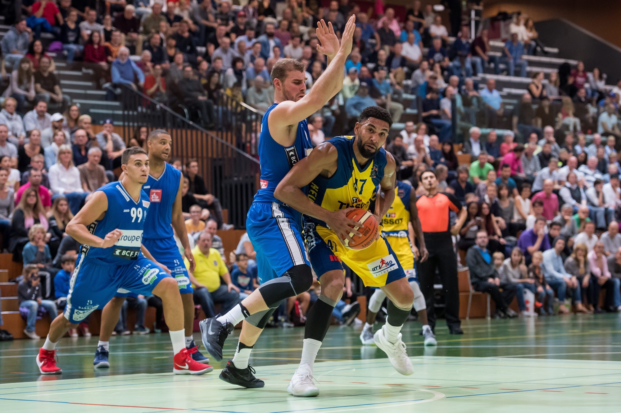 Basketball : Union Neuchatel - Fribourg

En bleu David Ramseier (47) et en bleu Murphy William Burnatowski (6)

Neuchatel, le 30 septembre 2017
Photo : Lucas Vuitel