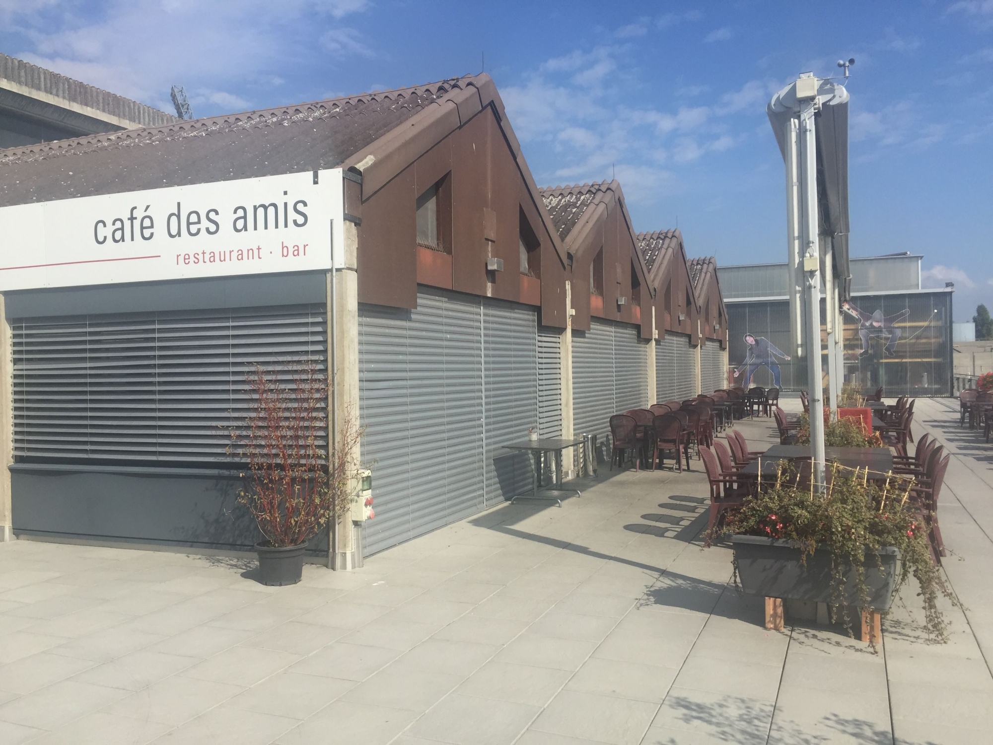 Ce mercredi à midi, la terrasse du café des Amis, aux patinoires de Neuchâtel, était déserte.