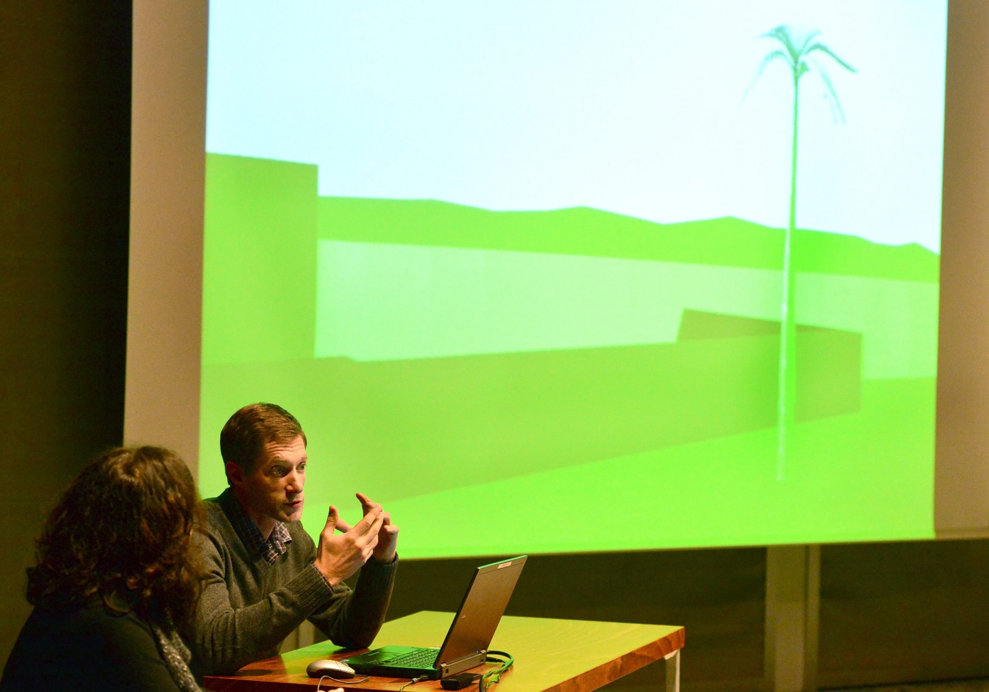 Projection d'un schéma montrant le fameux palmier à proximité de la prison de Gorghier, lors d'une séance d'information, en décembre 2013.