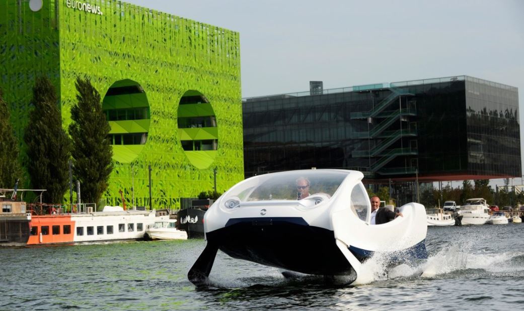 Les "Sea Bubbles", ces "taxis volants" sur l'eau qui devaient être testés à Paris, s'installeront finalement à Genève.