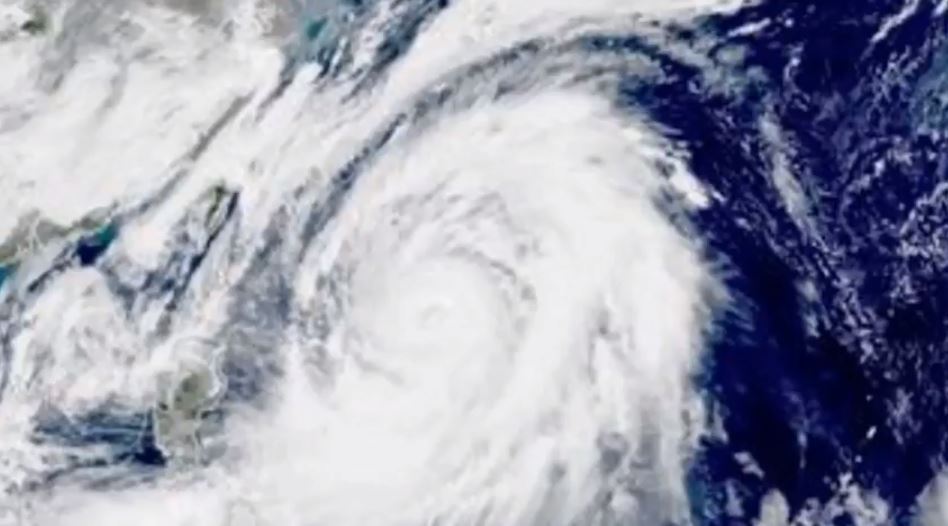 Le typhon avançait en venant du sud-ouest à une vitesse de 40 km/h, provoquait sur son passage des rafales de vent allant jusqu'à 216 km/h dans l'océan Pacifique.