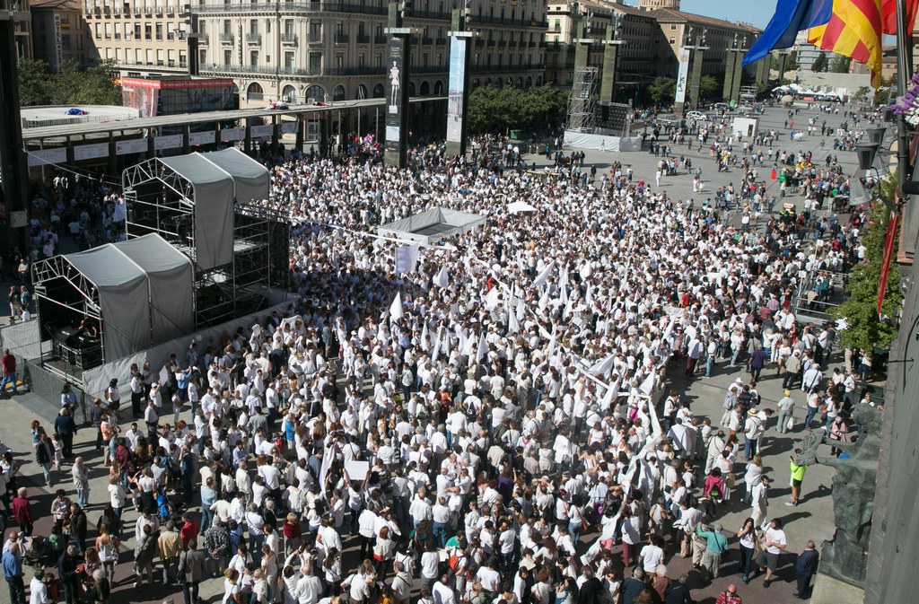 Les manifestants se sont tous vêtus de blanc pour l'occasion.