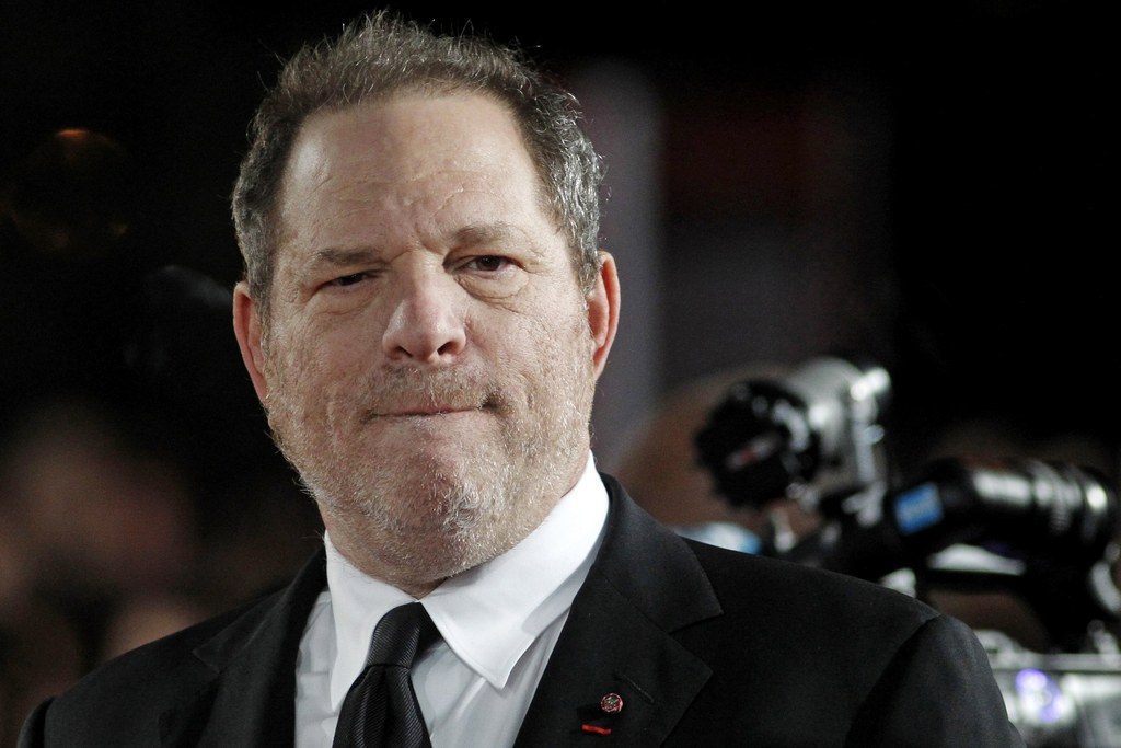 L'actrice Dominique Huett explique qu'Harvey Weinstein l'a agressée sexuellement, malgré ses refus.