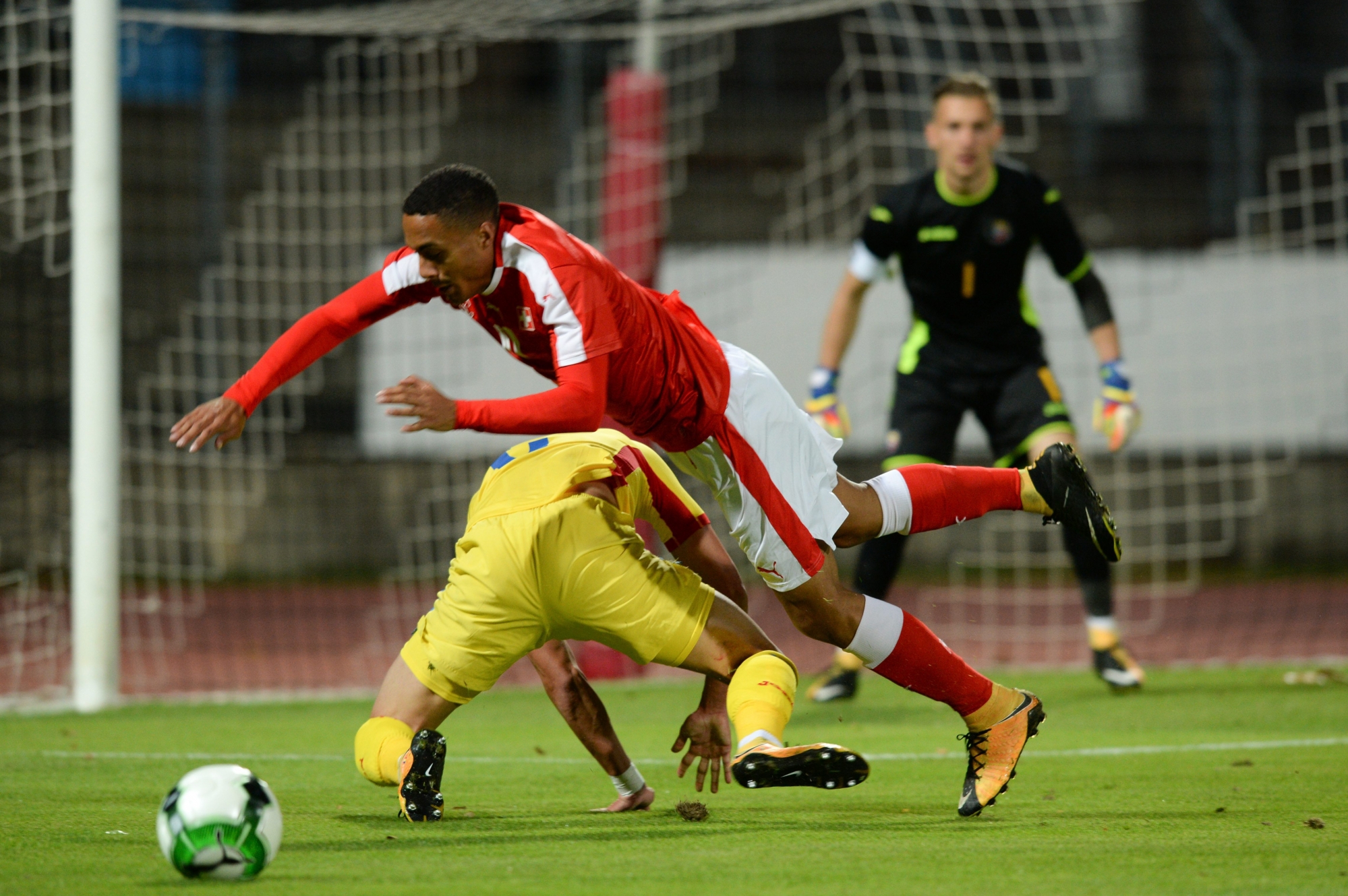 Swiss player Marvin Spielmann, left, and Romania's player Cristian Manea, right, fight for the ball during the UEFA U21 Euro qualifier soccer match between Switzerland and Romania at the Cornaredo stadium in Lugano, Switzerland, Friday, October 6, 2017. (KEYSTONE/Ti-Press/Davide Agosta)

 FUSSBALL U21 EM 2019 QUALIFIKATION CHE ROM