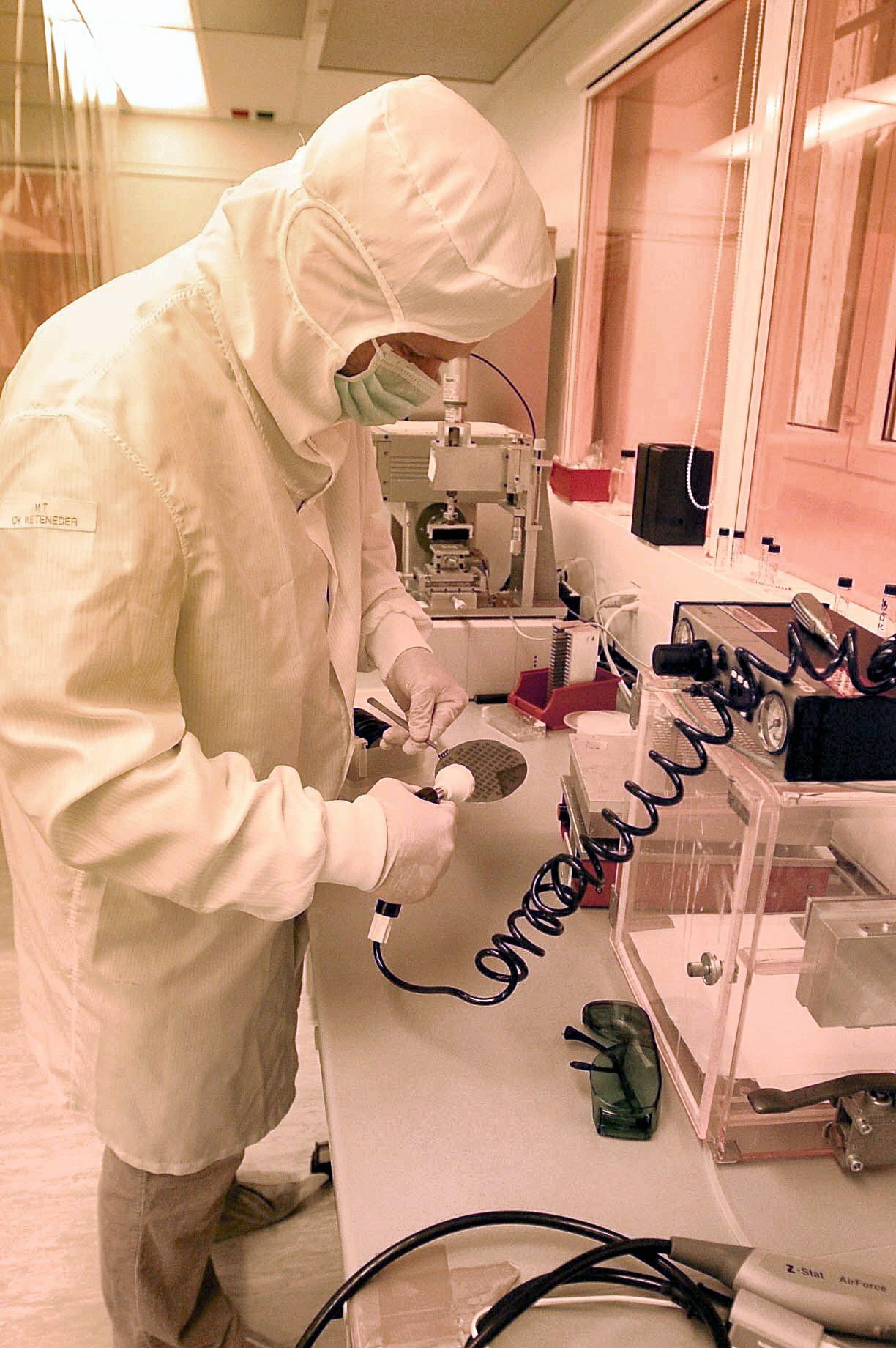 Arcoptix SA, nouvelle spin-off creee par une equipe de l'Institut de microtechnique de l'Universite de Neuchatel en partenariat avec la Haute Ecole d'ingenieurs de Bienne, a mis au point le plus petit spectrometre du monde

Neuchatel  le 21 11 2006
photo R Leuenberger SPECTROMETRE