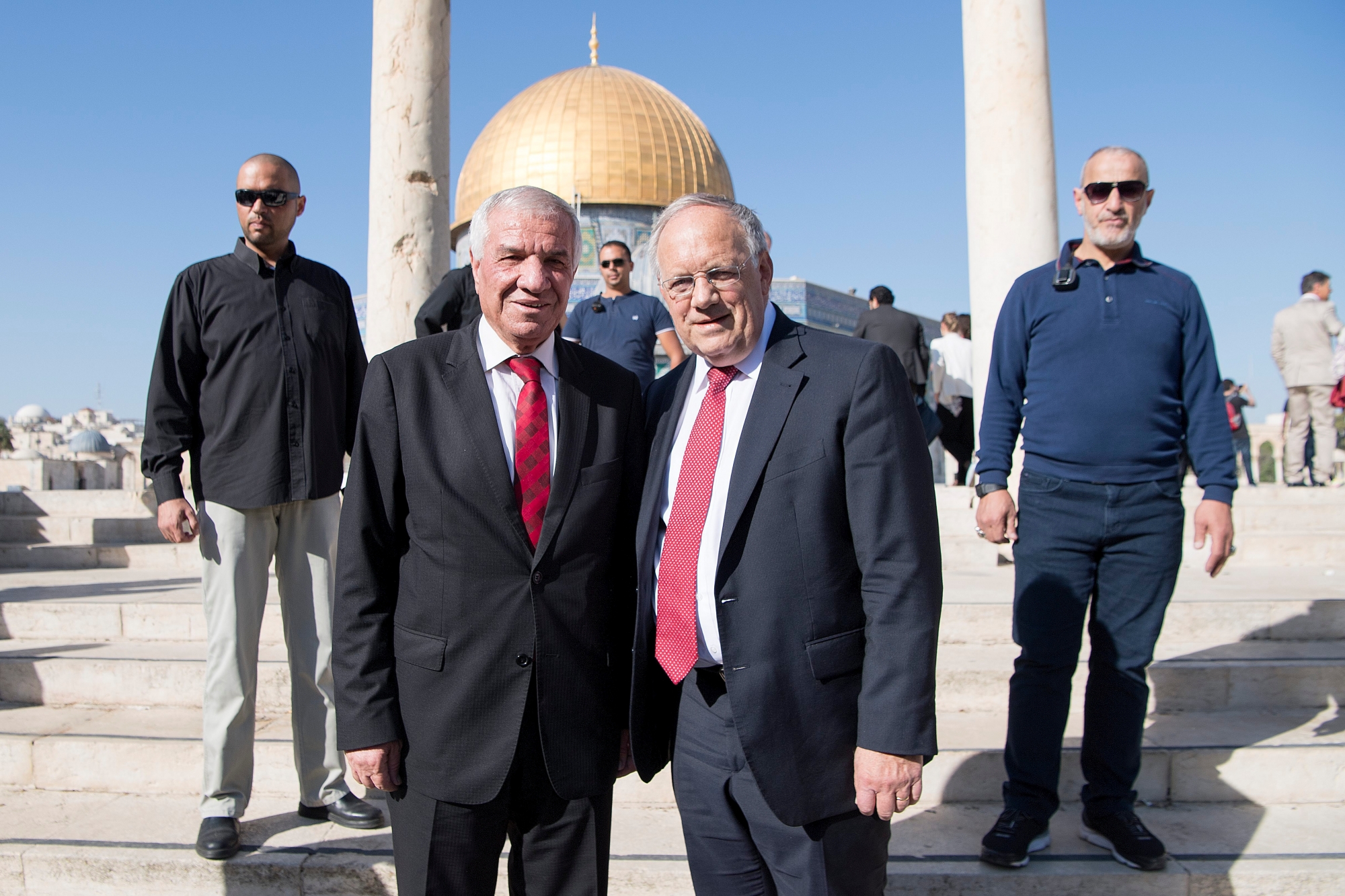 Sheikh Azzam al Khatib, head of the Jerusalem Islamic Waqf, left, and Swiss Federal Councillor Johann Schneider-Ammann, right, pose during a visit of the Al Aqsa compound and mosque at Jerusalem, Israel, during a working visit of Schneider-Ammann to Israel and the Palestinian territories, on Sunday, October 29, 2017. (KEYSTONE/Anthony Anex) ISRAEL VISIT SWITZERLAND
