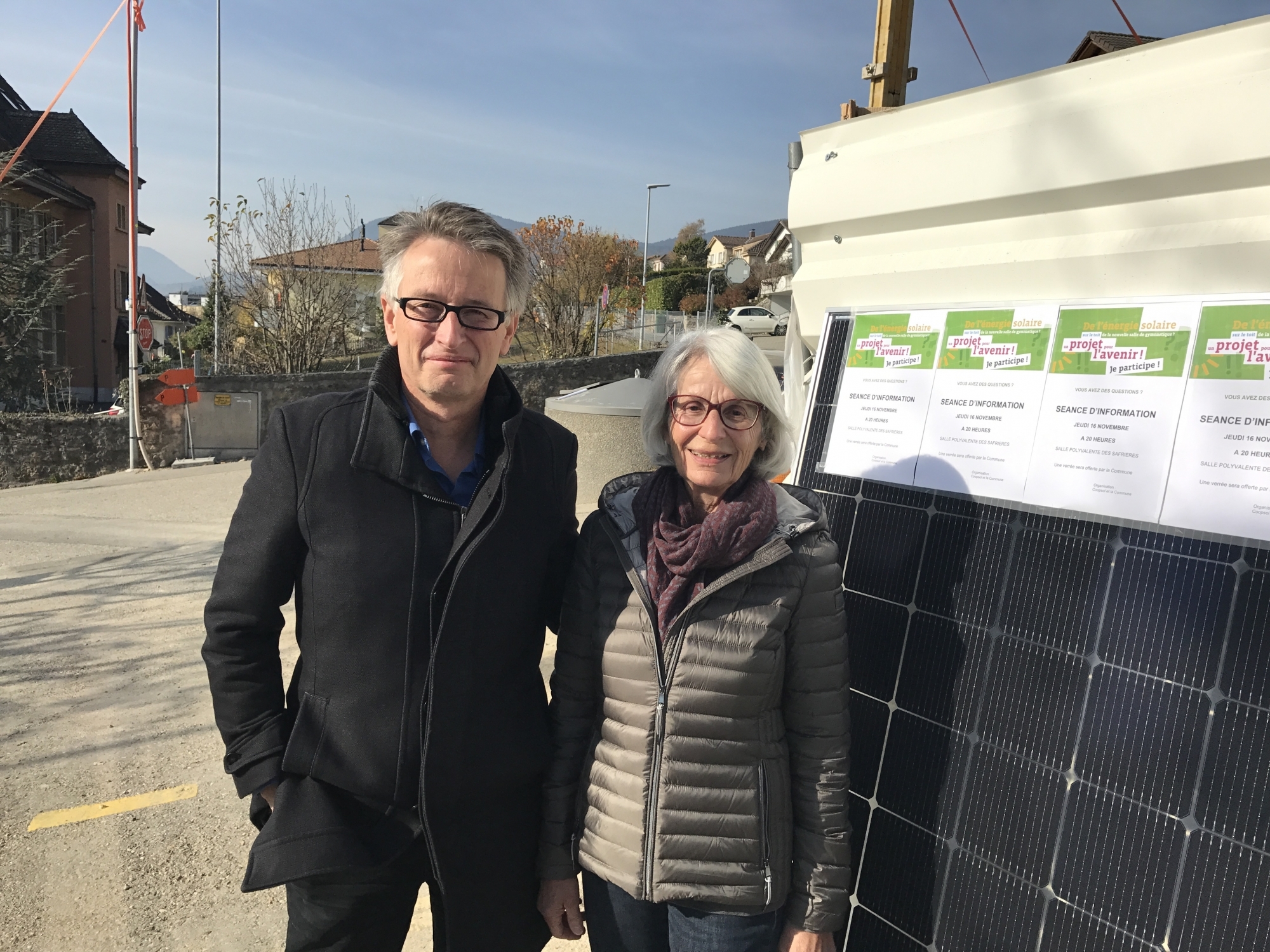 L'élue verte de Corcelles-Cormondrèche Vren Attinger et Diego Fischer, président de Coopsol, devant le chantier "Juliette"
