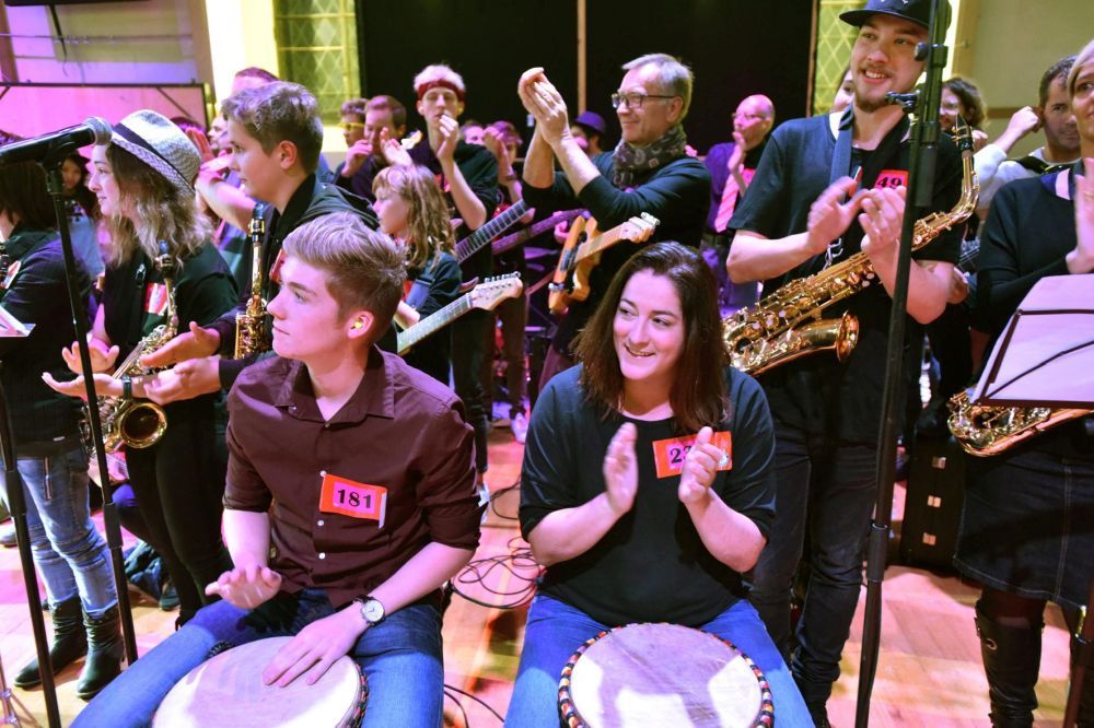 Venus de toute la Suisse romande, 288 musiciens ont interprété le même morceau de blues samedi à l’école de musique Ton sur Ton. RICHARD LEUENBERGER