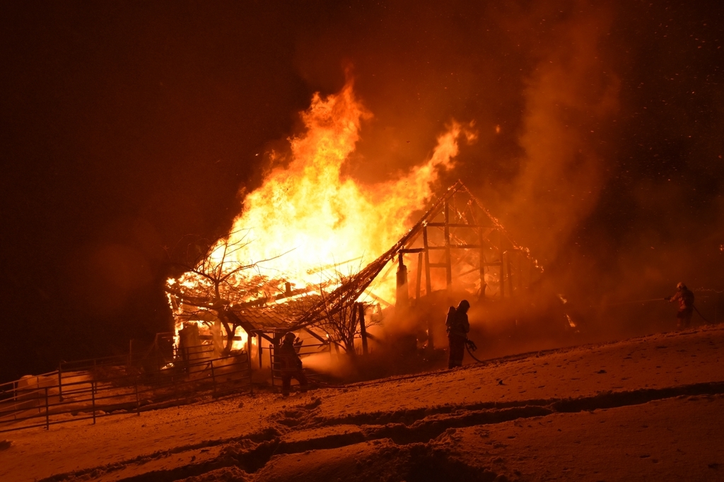 Lorsque les secours sont arrivés, la grange était totalement en feu.