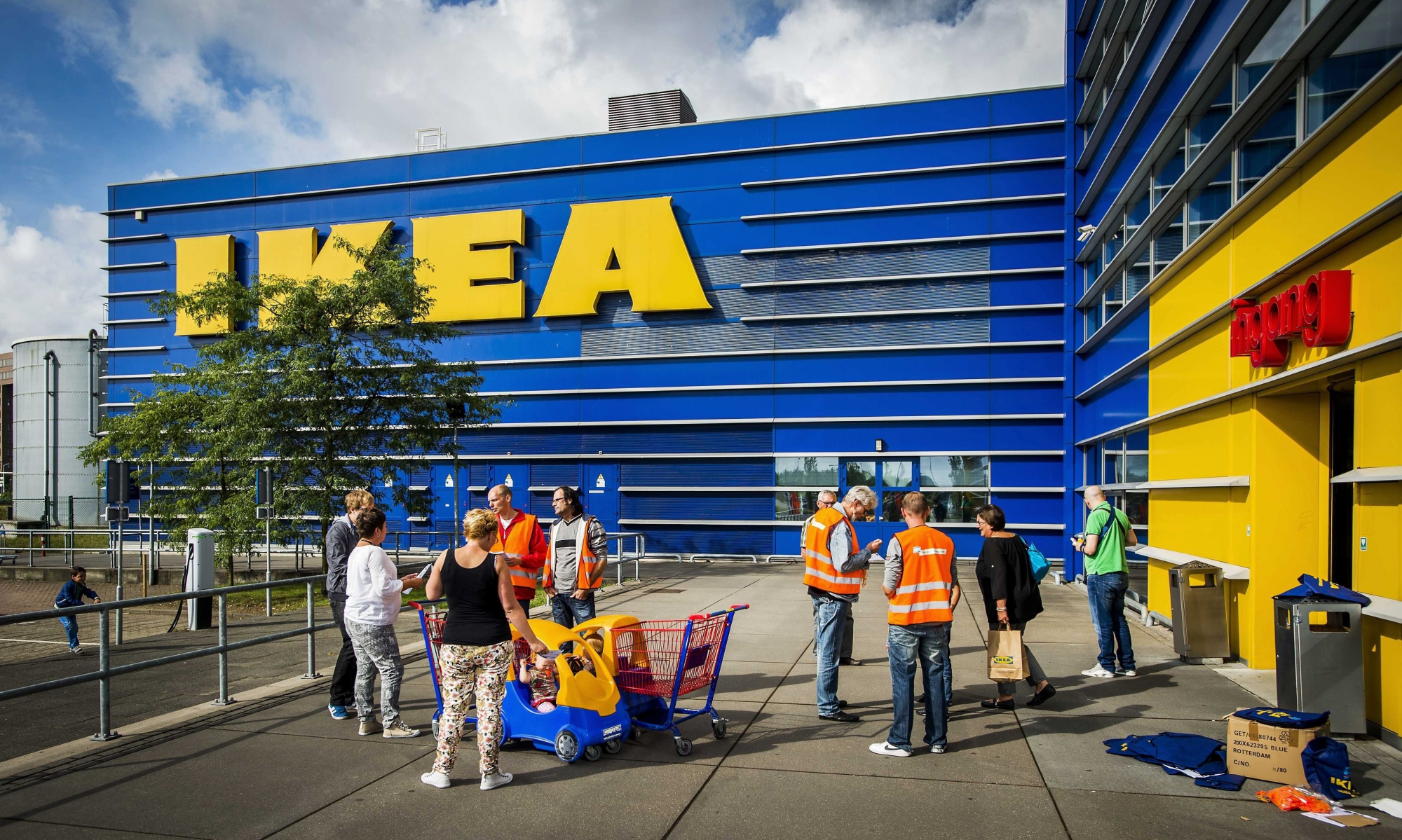 epa06396994 (FILE) - Activists from Dutch trade union FNV inform customers of IKEA about the alleged poor working conditions for the drivers of the retail in Haarlem, The Netherlands, 15 August 2014 (reissued 18 December 2017). Accordin to reports, the European Commission on 18 December 2017 opened an investigation that deals with the tax treatment of Inter IKEA in the Netherlands.  EPA/REMKO DE WAAL (FILE) NETHERLANDS IKEA EU COMMISSION TAXES
