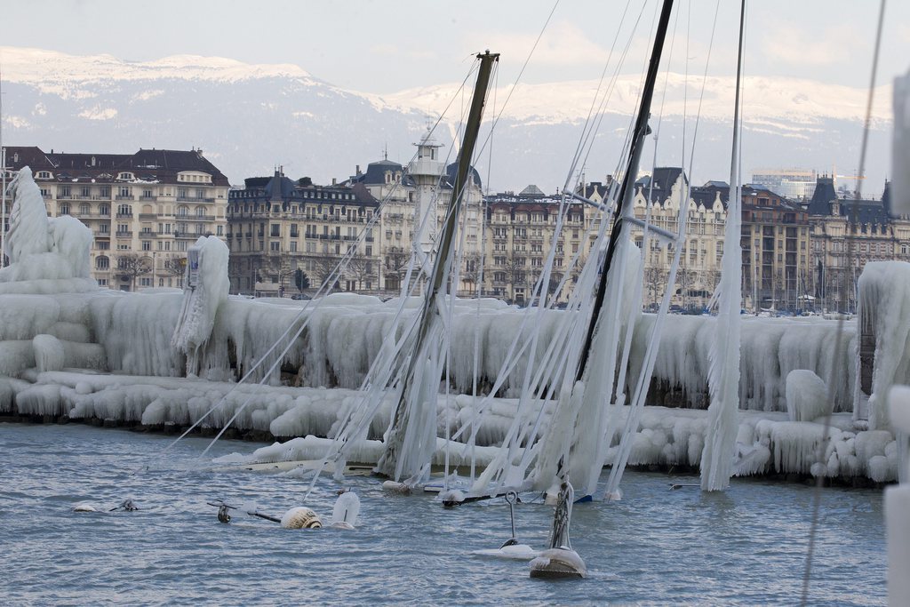 Le froid polaire pourrait provoquer des embruns congelants sur les rives des lacs comme en 2012 à Genève.