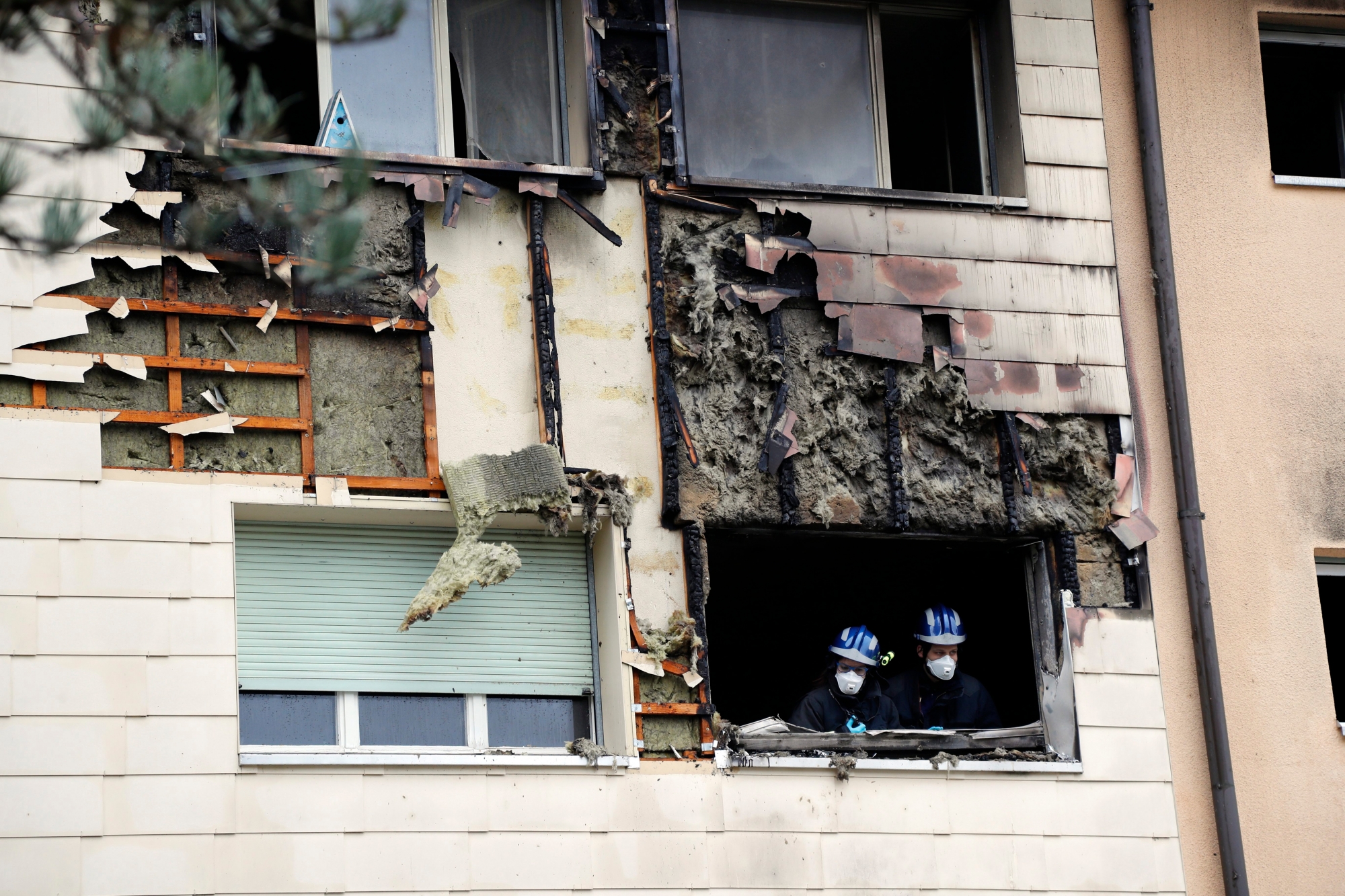Incendie dans un immeuble de la Rue du Voirnet à Delémont, 18 février 2018. En bas à droite, la police scientifique en intervention. (Roger Meier)