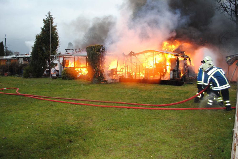 L'intervention des pompiers a permis d'empêcher que le feu se propage aux maisons toutes proches.