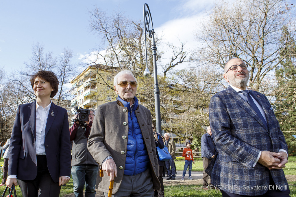 Le chanteur Charles Aznavour, ambassadeur arménien en Suisse, a assisté à la cérémonie d'inauguration des "Réverbères de la mémoire".