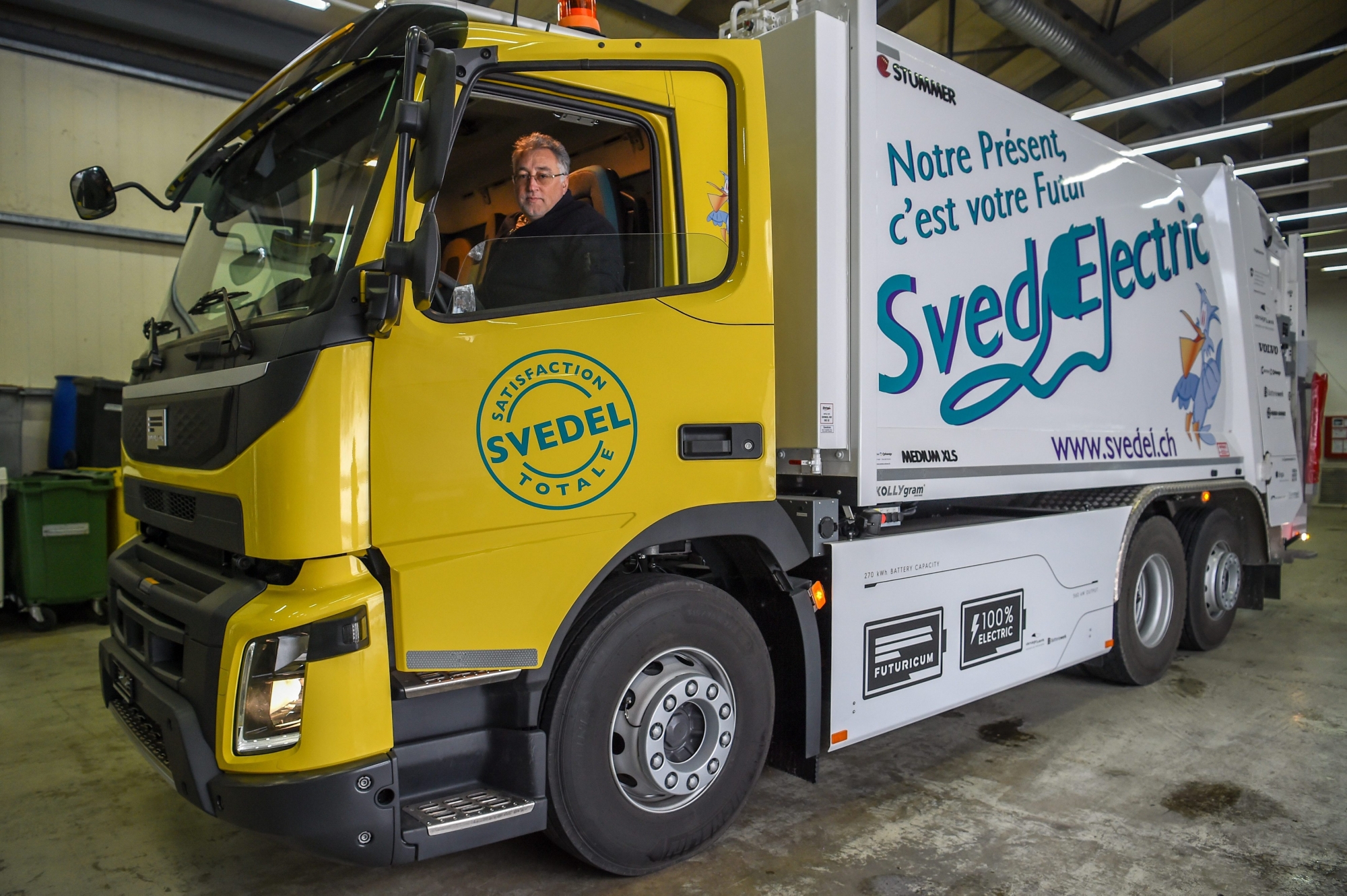Jean-Patrick Ducommun présente son nouveau camion poubelle électrique.

NEUCHATEL 2/03/2018
Photo: Christian Galley