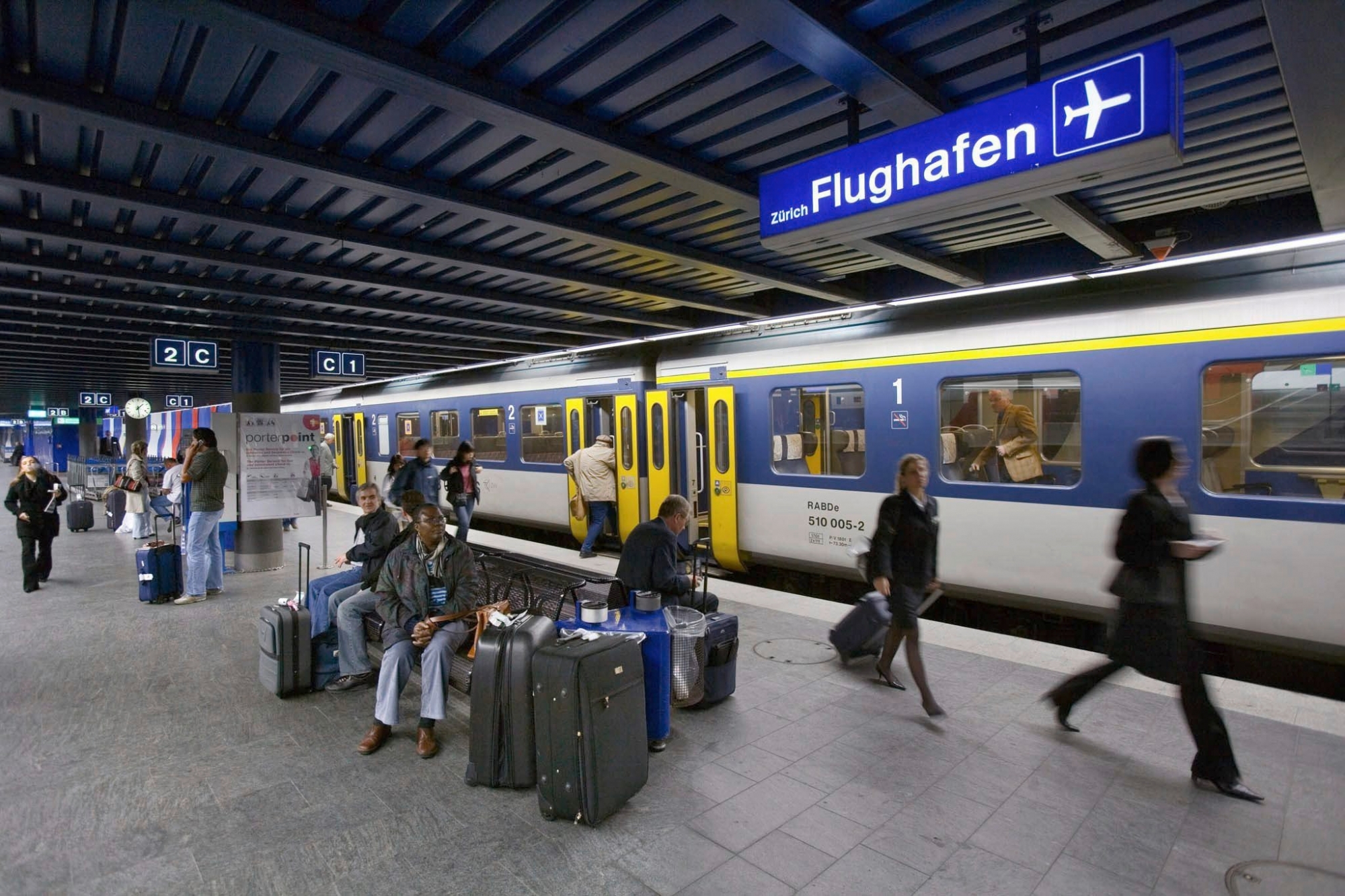 HINTERGRUND - 25 JAHRE BAHNHOF FLUGHAFEN KLOTEN - BILD 9 VON 12 BILDERN - Reisende warten am 18. Mai 2005 auf dem Perron des Bahnhofs Zuerich-Flughafen auf den Zug. Am 1. Juni 1980 wurde der Flughafen Zuerich-Kloten an das Bahnnetz der SBB angeschlossen. Dank dieser Loesung, die international als vorbildlich gilt, ist der Anteil der mit der Bahn anreisenden Fluggaeste sehr hoch. (KEYSTONE/Martin Ruetschi)  === NO SALES, NO ARCHIVES ===
 SCHWEIZ KLOTEN FLUGHAFEN BAHNHOF (9/12)