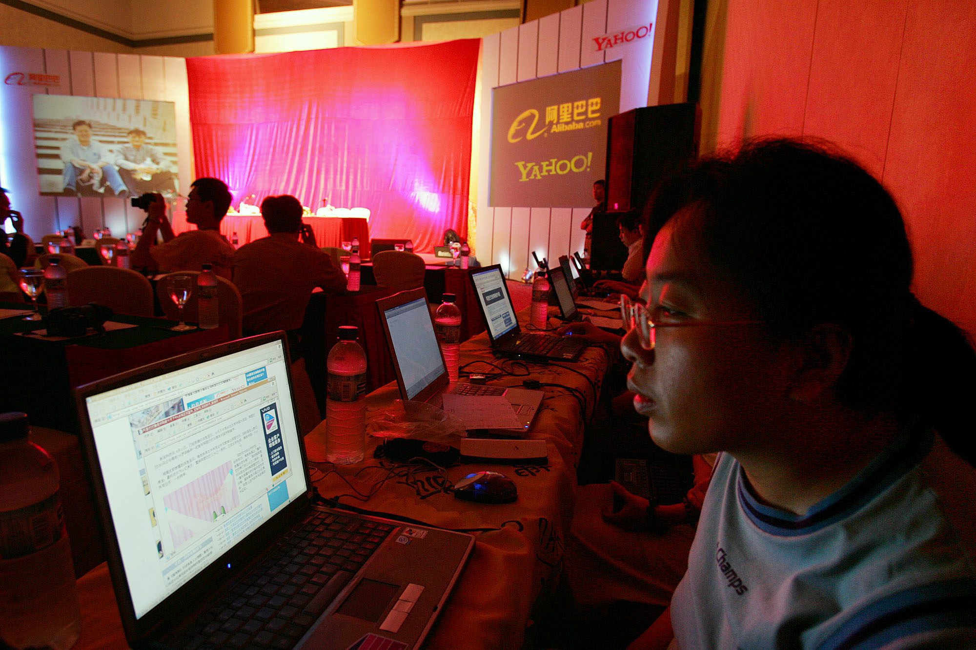 A Chinese woman uses a Yahoo browser moments before an Ali Baba and Yahoo joint press conference at the China World hotel in Beijing Thursday, Aug. 11, 2005. Yahoo Inc. announced Thursday it would pay US$1 billion (euro810 million) in cash to acquire a 40 percent stake in the Chinese e-commerce firm Alibaba.com. The agreement makes Yahoo the largest strategic investor in Alibaba, and is the biggest deal yet in a flurry of investments in China by foreign Internet companies eager for a share of a market with more than 100 million people online. (KEYSTONE/AP/Elizabeth Dalziel) CHINA YAHOO ALIBABA