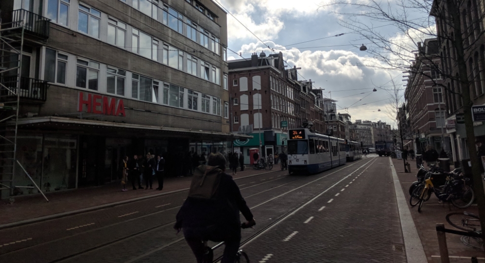 Des rues quasi désertes au coeur d'Amsterdam.