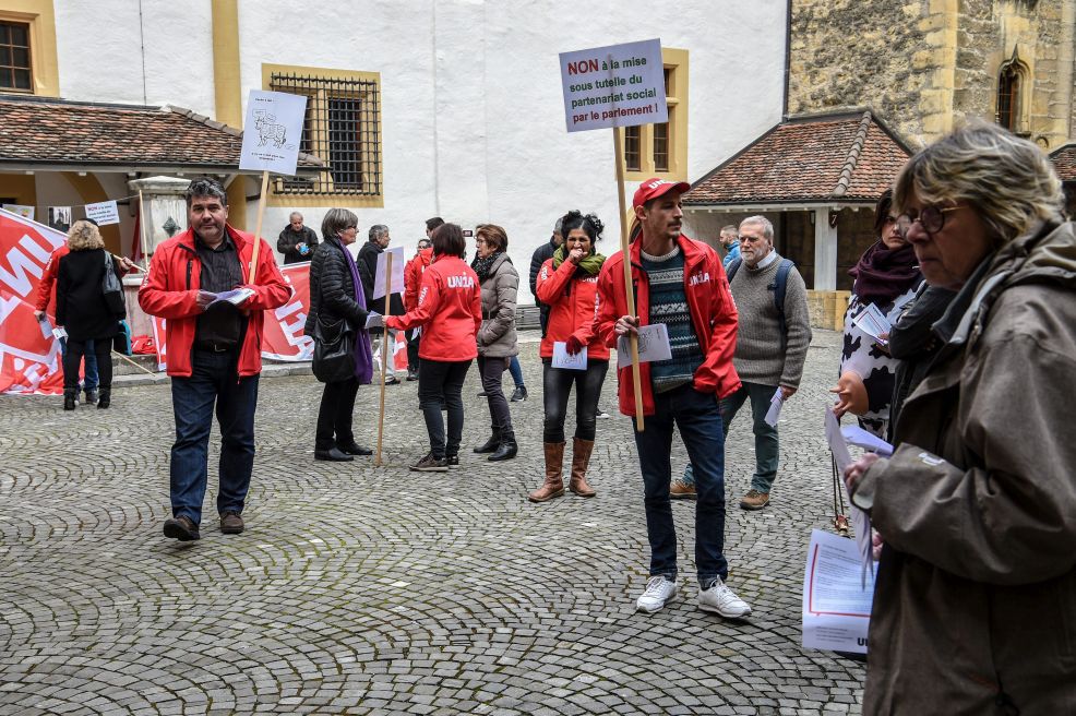 Des syndicalistes ont manifesté mardi dans la cour du château de Neuchâtel.