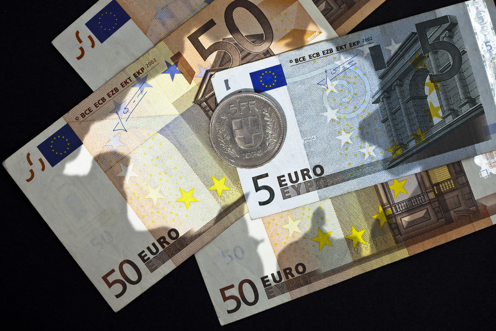 L'euro a brièvement franchi jeudi la barre symbolique de 1,20 franc. 