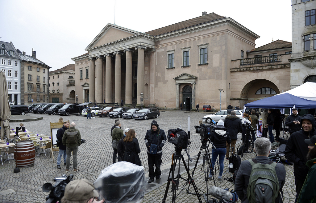 Les médias s'étaient installés à l'affût du verdict, mercredi devant le palais de justice, à Copenhague.