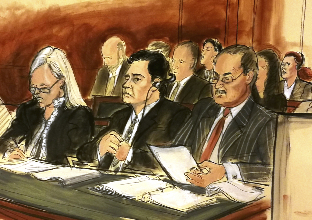 Mehmet Atilla (au centre) avait été reconnu coupable le 3 janvier de fraude bancaire et conspiration pour violer les sanctions américaines, au terme de plus de trois semaines d'audiences à Manhattan.