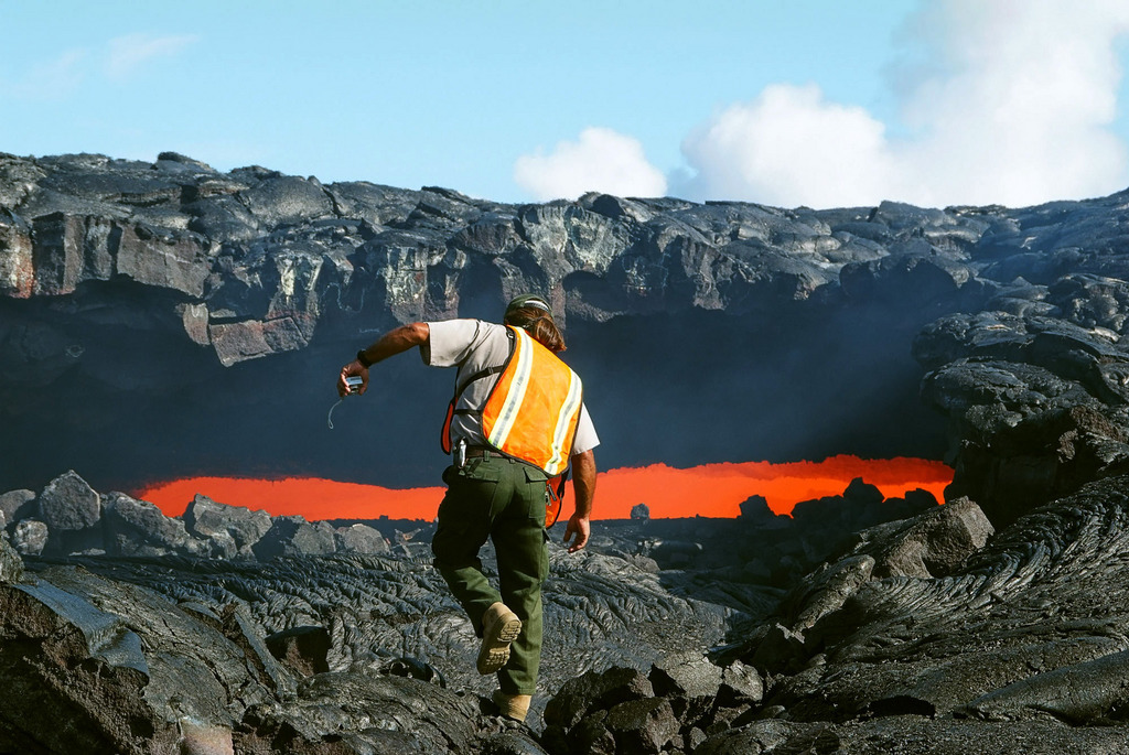Les services d'urgence surveillant le volcan Kilauea, à Hawaï, ont découvert qu'une nouvelle fissure s'est ouverte et que de nouvelles structures ont été détruites.