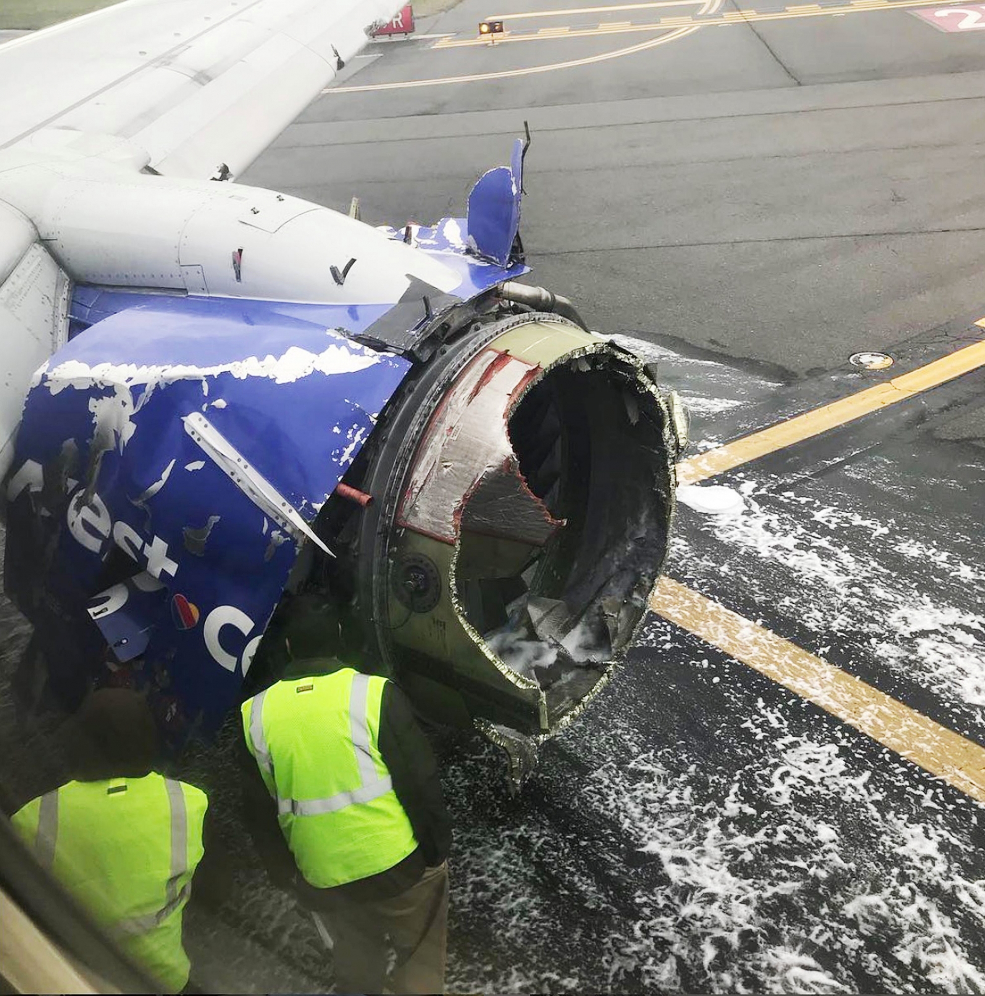 epa06675661 A handout photo made available by Instagram user ABOURMAN showing the damaged engine of Southwest Airlines flight 1380 which was en route from LaGuardia Airport in New York City to Love Field in Dallas, Texas when it exploded in flight sending shrapnel into the fuselage, breaking a window causing the plane to make an emergency landing at Philadelphia Airport in Philadelphia, Pennsylvania, USA, 17 April 2018. Reports indicate one person died as a result of the incident.  EPA/AMANDA BOURMAN / HANDOUT  HANDOUT EDITORIAL USE ONLY/NO SALES USA SOUTHWEST ENGINE EXPLODES