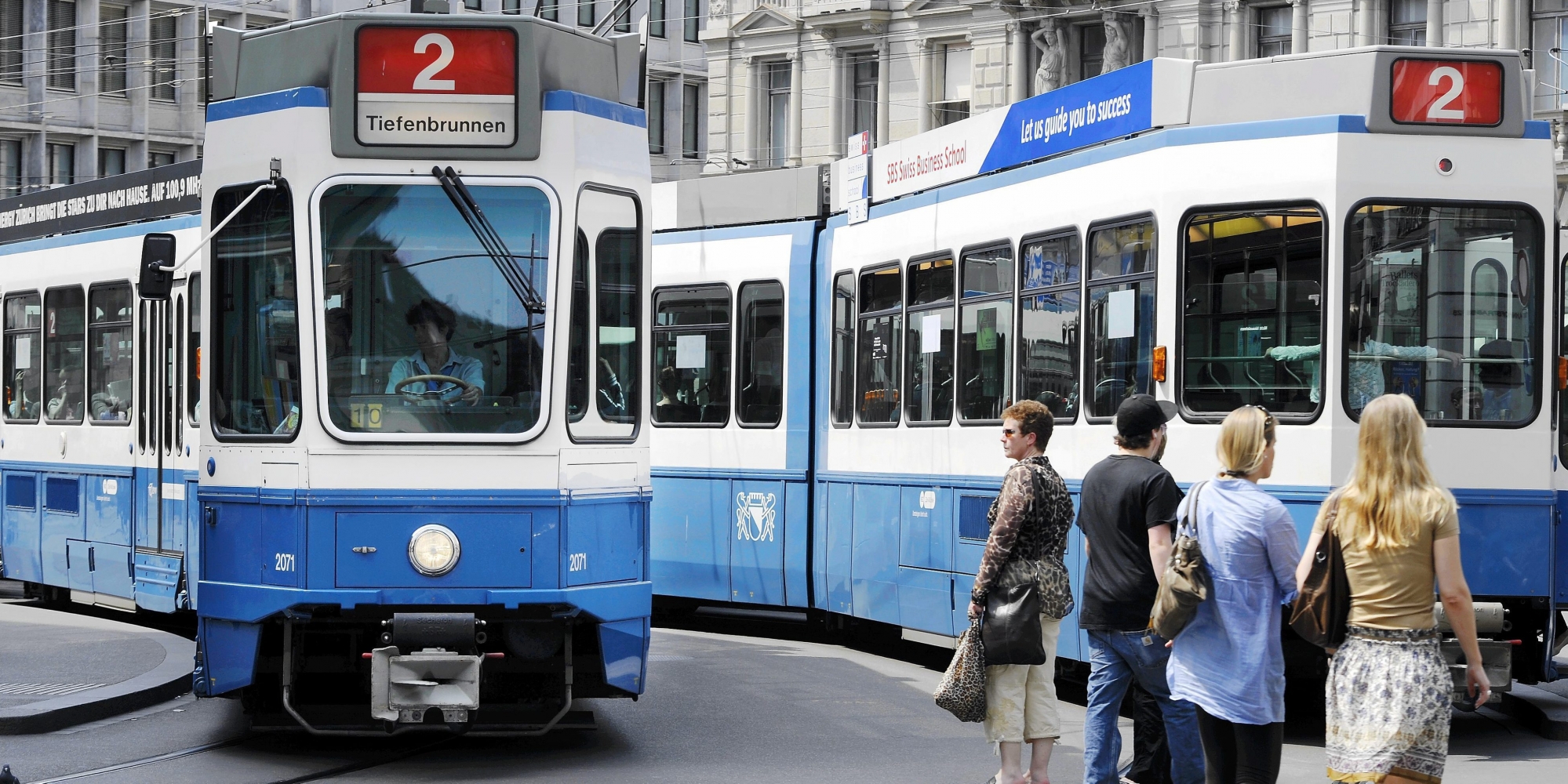 Zwei VBZ Trams der Linie 2 kreuzen sich am Paradeplatz in Zuerich am Mittwoch, 11. Mai 2011. (KEYSTONE/Walter Bieri) SCHWEIZ VERKEHR ZUERICH VBZ