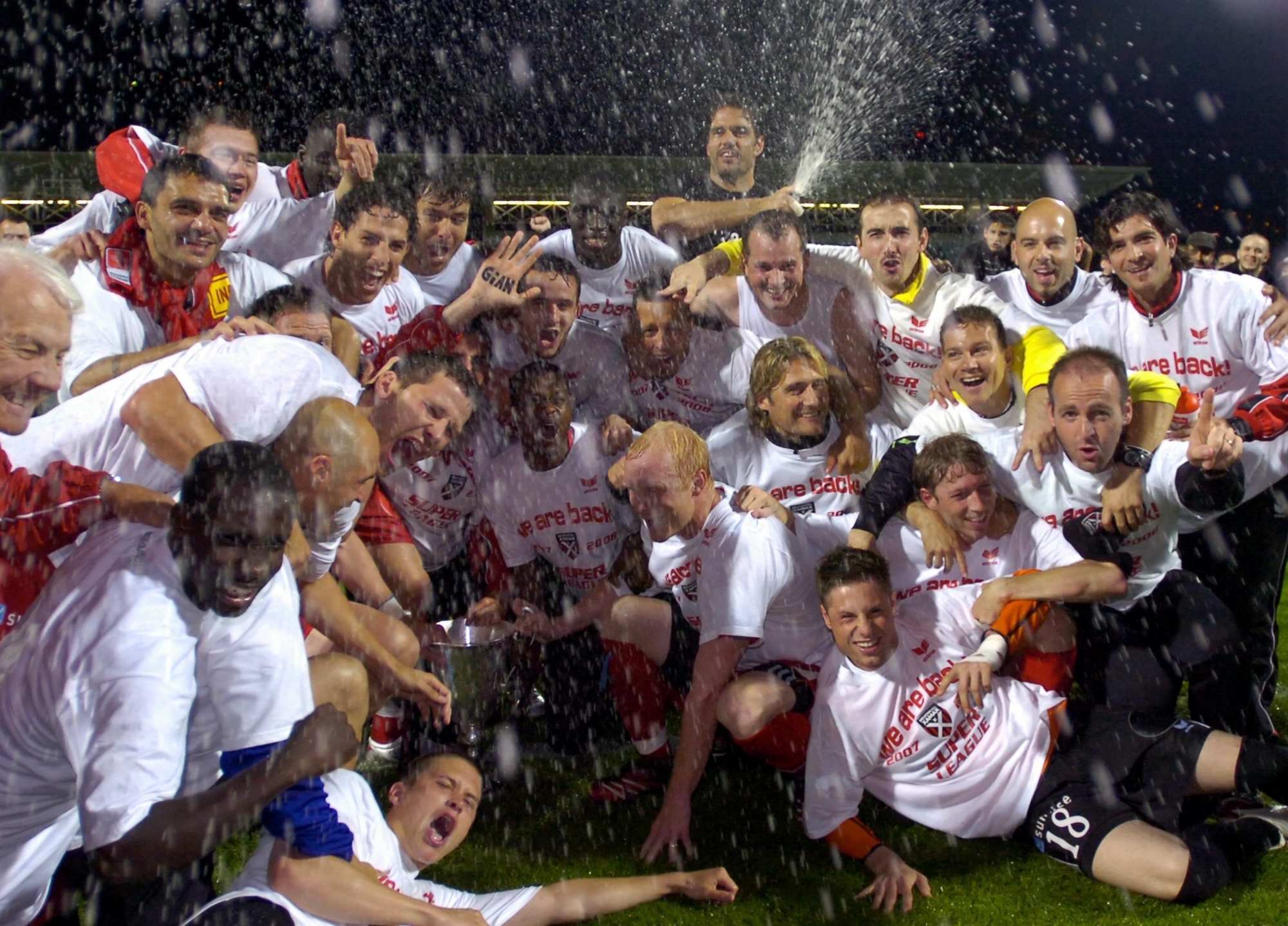 Das Team von Neuchatel Xamax feiert seinen B-Meistertitel und den Aufstieg in die Super League nach dem Fussballspiel der Challenge League zwischen dem AC Lugano und Neuchatel Xamax, am Samstag, 26. Mai 2007, im Cornaredo Stadion in Lugano. Die Neuenburger gewannen das Spiel 1-3. (KEYSTONE/Karl Mathis) SCHWEIZ FUSSBALL LUGANO XAMAX
