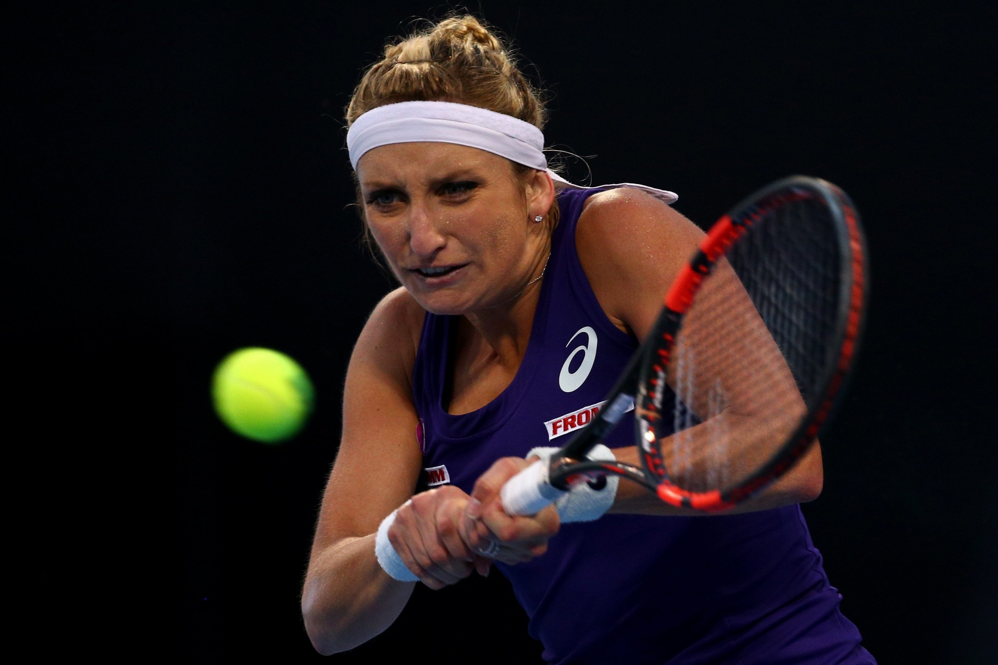 epa05568222 Timea Bacsinszky of Switzerland in action against Lara Arruabarrena of Spain during the women's singles match for the China Open tennis tournament at the National Tennis Center in Beijing, China, 03 October 2016.  EPA/WU HONG CHINA TENNIS CHINA OPEN