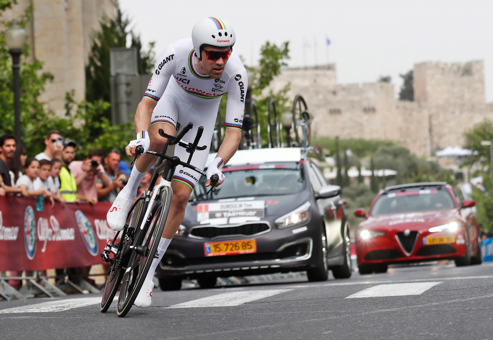epa06710933 Dutch cyclist Tom Dumoulin of Team Sunweb in action during the first stage of the Giro d'Italia cycling race, a 9.7km individual time trial in Jerusalem, Israel, 04 May 2018.  EPA/ATEF SAFADI ISRAEL CYCLING GIRO D'ITALIA 2018