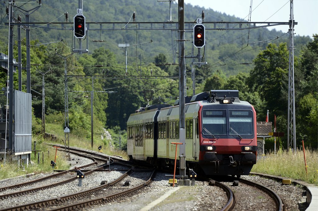 La ligne Berne-Neuchâtel est interrompue pour le trafic ferroviaire à Anet (BE) suite à un accident de personne.