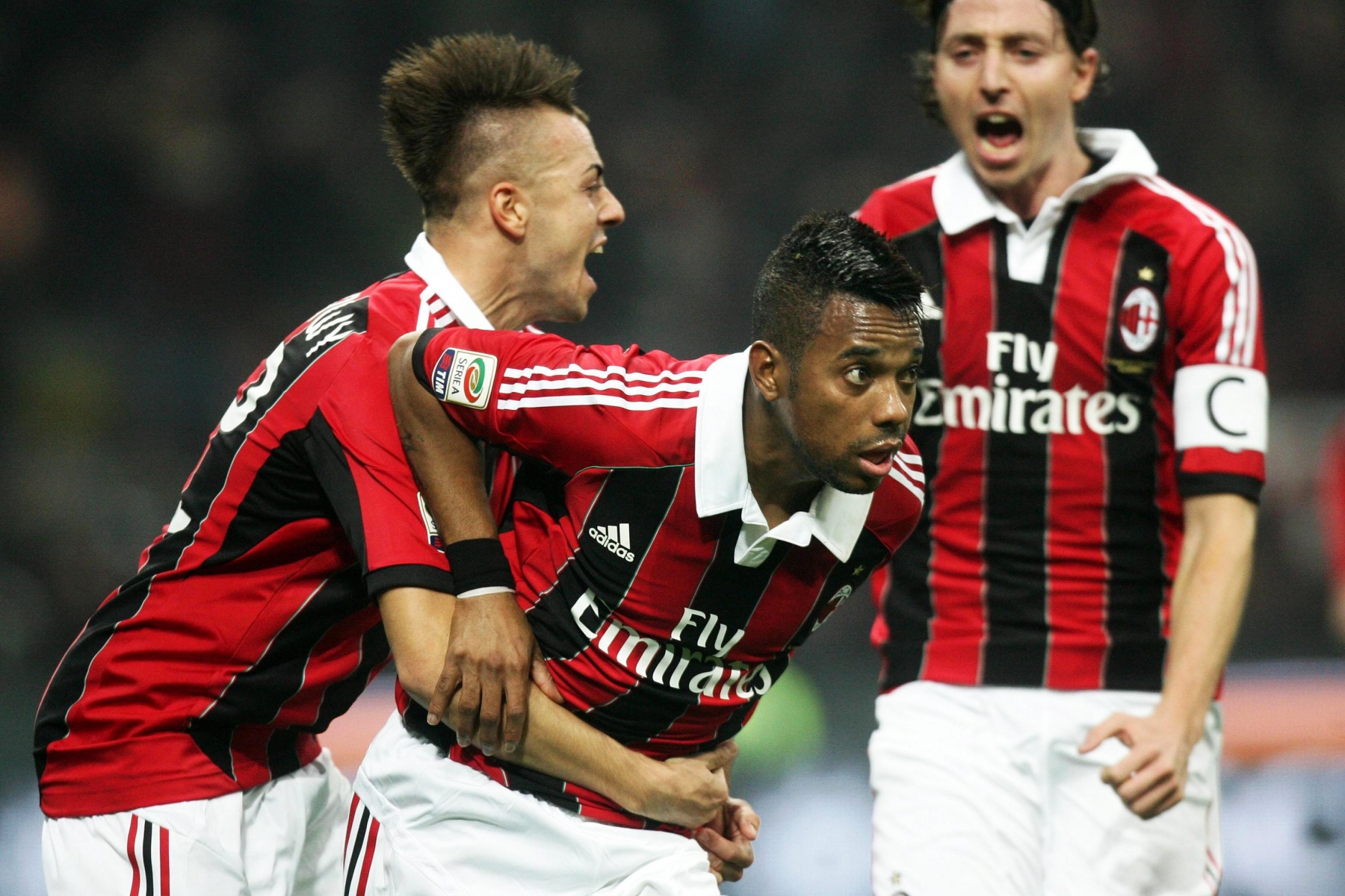 epa03486700 AC Milan's Brazilian forward Robinho (C) celebrates with his teammates Stephan El Shaarawy (L) and Riccardo Montolivo (R) after scoring the 1-0 lead from the penalty spot during the Italian Serie A soccer match between AC Milan and Juventus FC at Giuseppe Meazza stadium in Milan, Italy, 25 November 2012.  EPA/MATTEO BAZZI