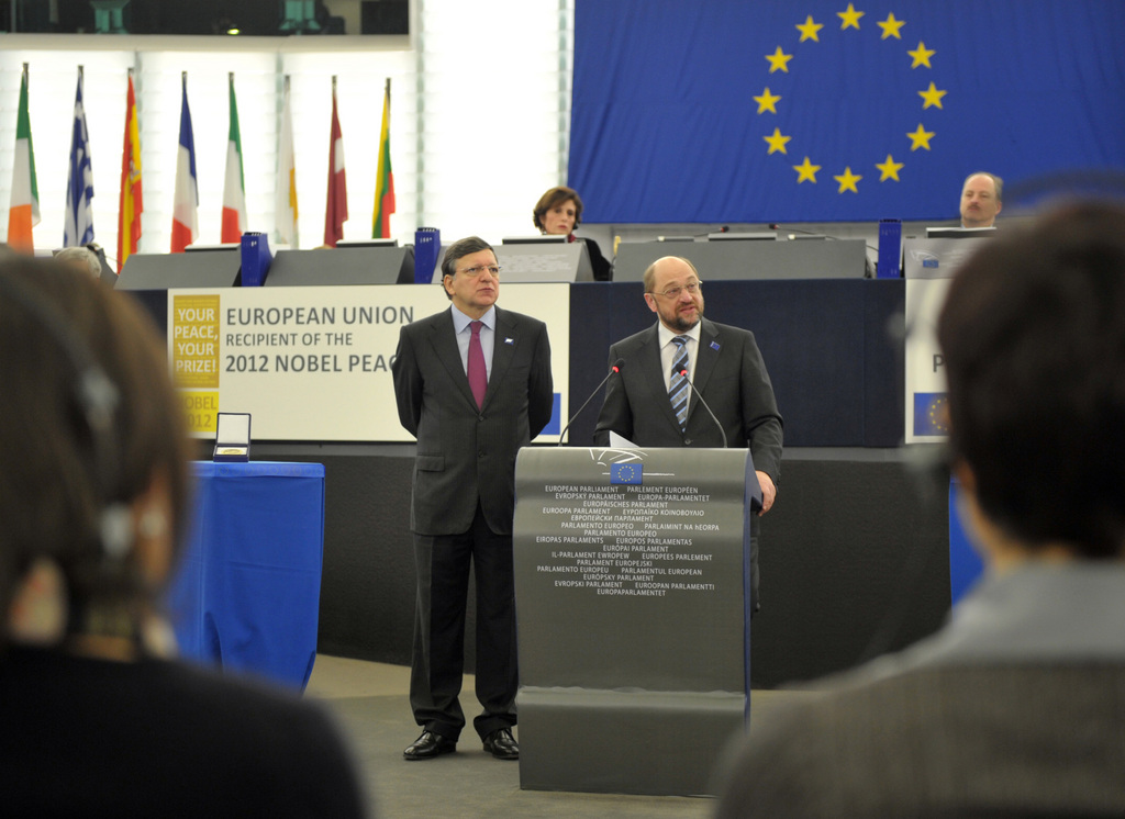 Martin Schultz (droite) président du Parlement européen annonce qu'il remet l'argent du Prix Nobel de la Paix 2012 aux enfants victimes des guerres. 

