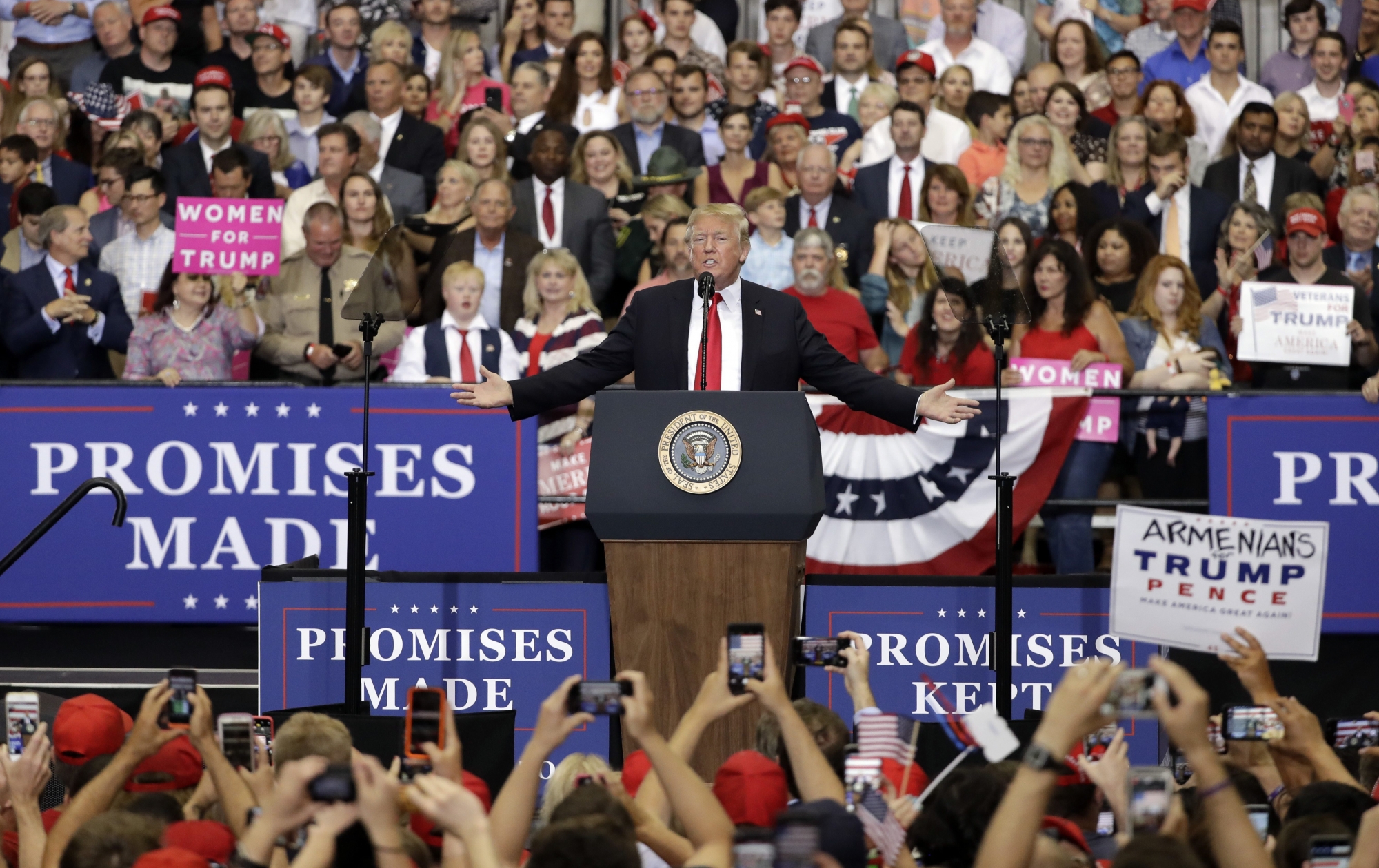 "Promesses tenues", proclame une banderole lors d'un meeting de Donald Trump au Tennessee.