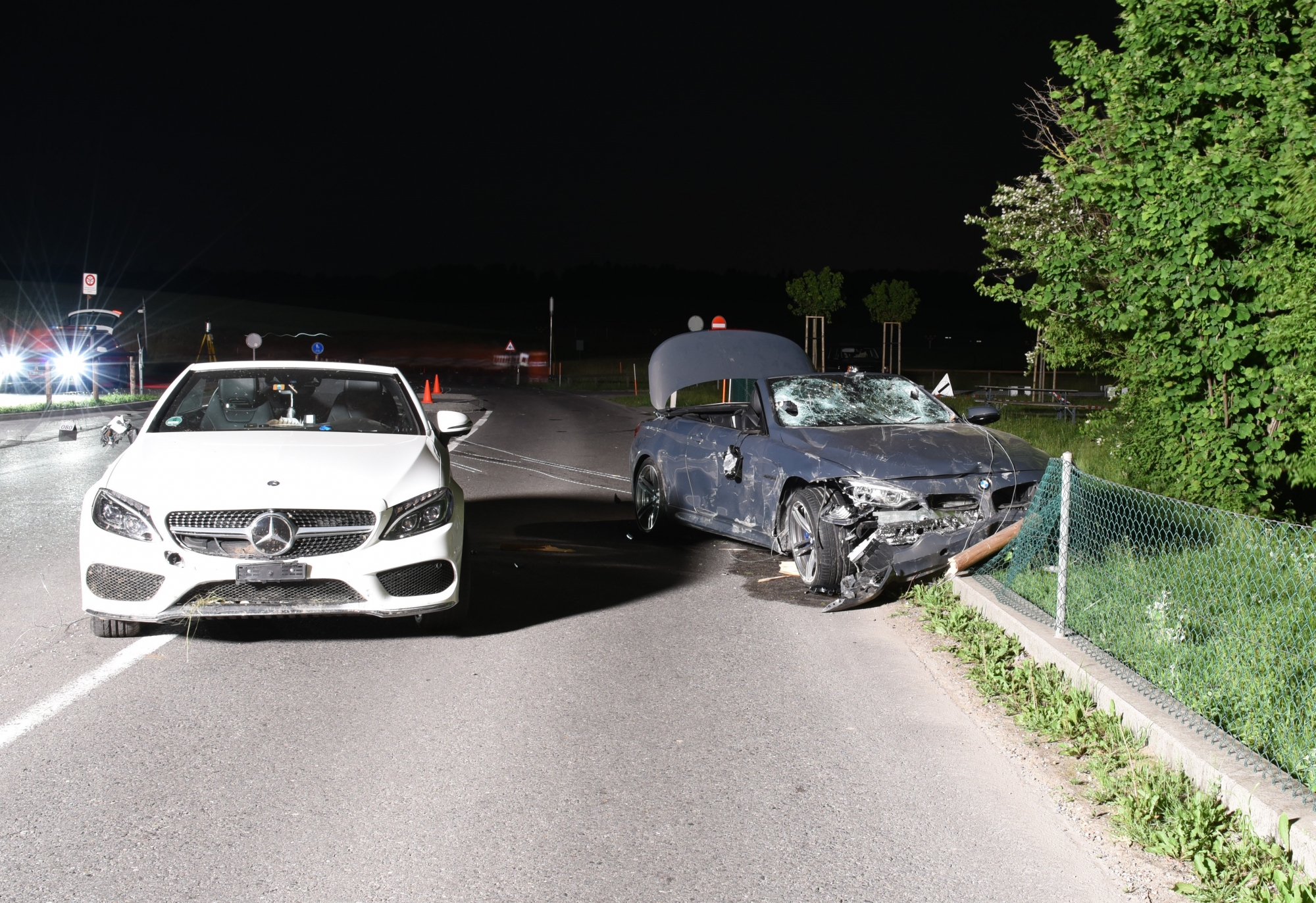 Avant l'accident, plusieurs manœuvres de dépassement ont eu lieu entre le cabriolet Mercedes blanc et le BMW cabriolet grise.