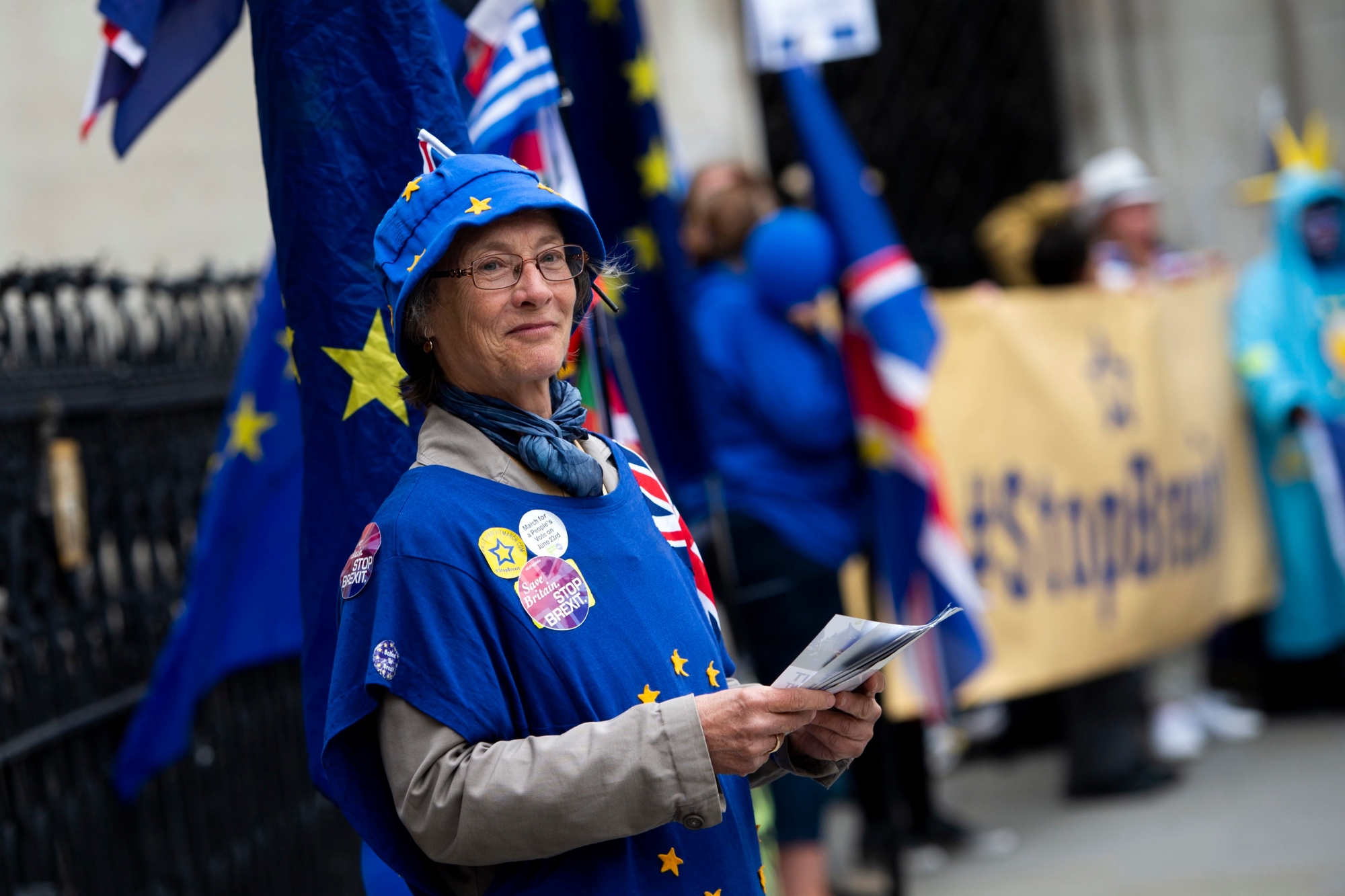 epa06802079 Anti-Brexit campaigners take part in a protest outside the High Court, London, 12 June 2018. The campaigners have launched a legal bid to challenge the legality of Article 50 in an attempt to halt Britain leaving the European Union.  EPA/WILL OLIVER BRITAIN BREXIT
