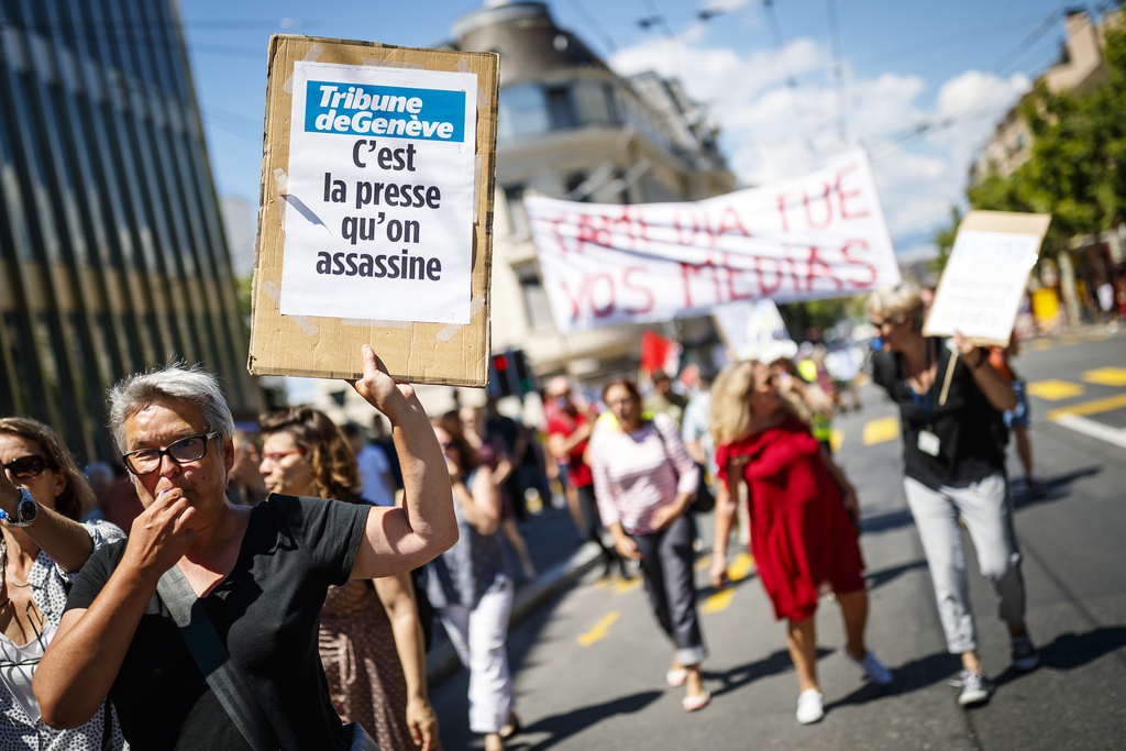 Plus de 200 personnes ont manifesté mercredi à Lausanne pour soutenir la grève à Tamedia et dénoncer les menaces de l'éditeur. 