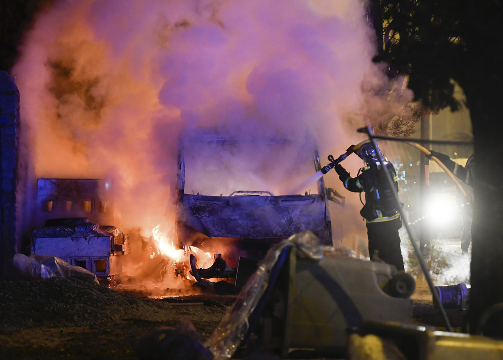 Une dizaine de véhicules ont été incendiés, alors que les violences continuent à Nantes.