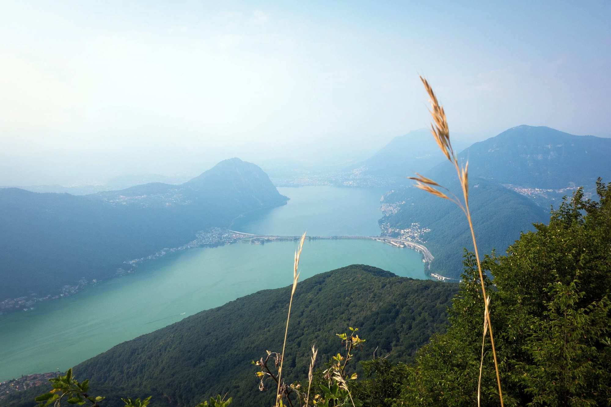 Depuis le sommet du Monte San Giorgio, on a une vue imprenable sur le lac de Lugano et le Monte San Salvatore, en forme de pain de sucre.