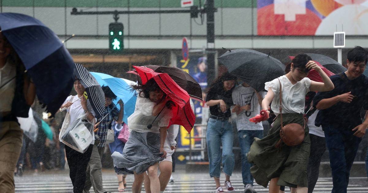 Un puissant typhon a frappé dans la nuit de samedi à dimanche la côte orientale du Japon, entre Nagoya et Osaka. Cela a conduit les autorités à ordonner des évacuations dans un pays déjà durement touché début juillet par des inondations catastrophiques.