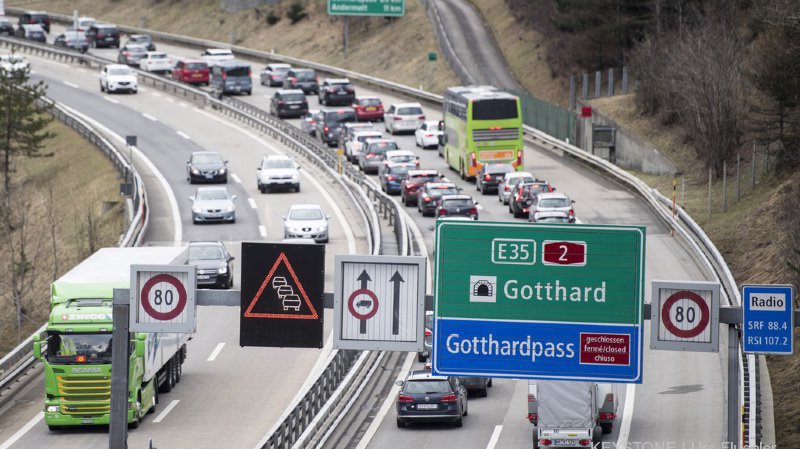 Vacances obligent, le tunnel du Gothard se retrouve totalement engorgé de véhicules.