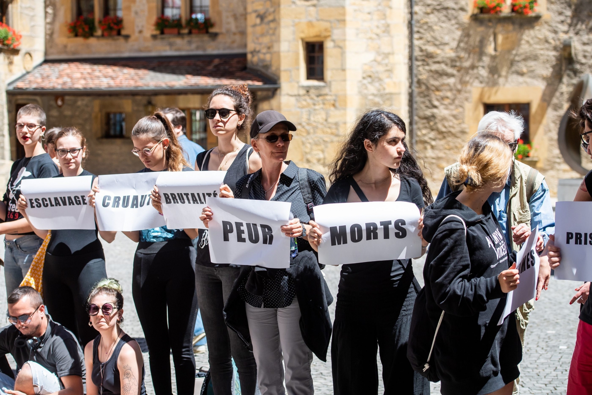 En juin dernier, des membres de l'association Pour l'égalité animale manifestaient au Château contre la halle aux taureaux de Coffrane. 