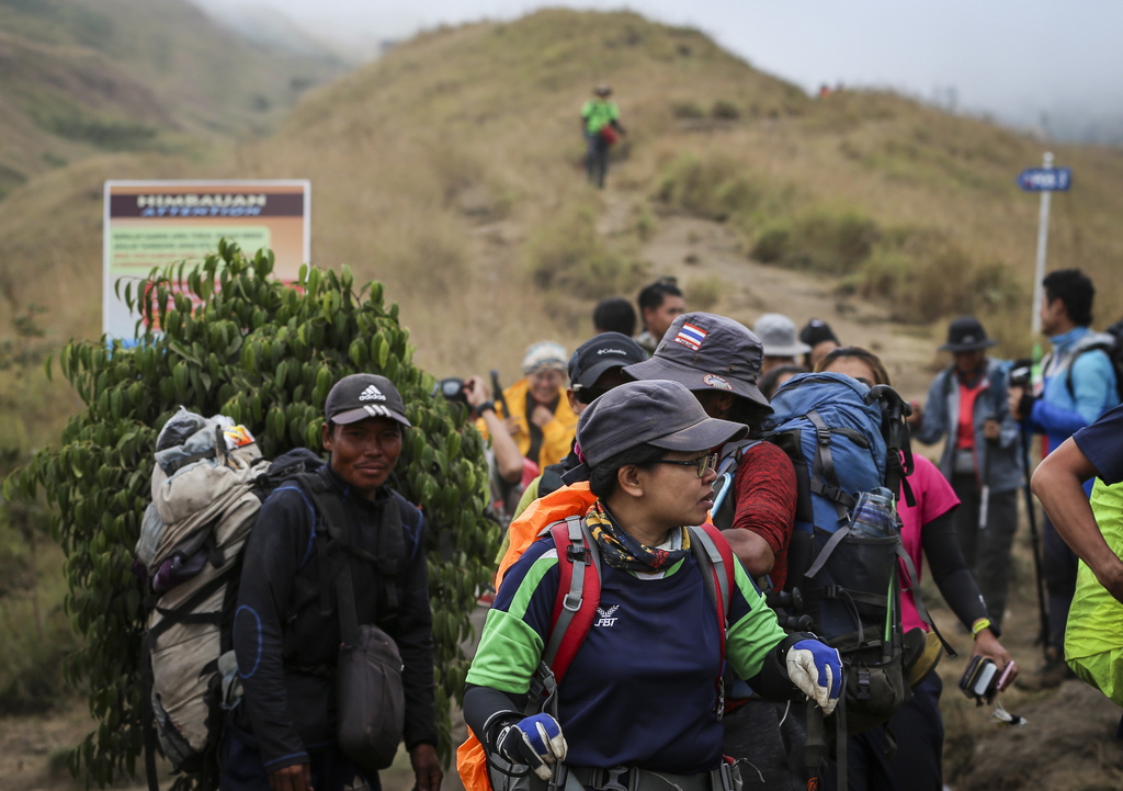 Les guides ont trouvé un chemin alternatif sans glissement de terrain pour pouvoir faire descendre les 500 randonneurs. 